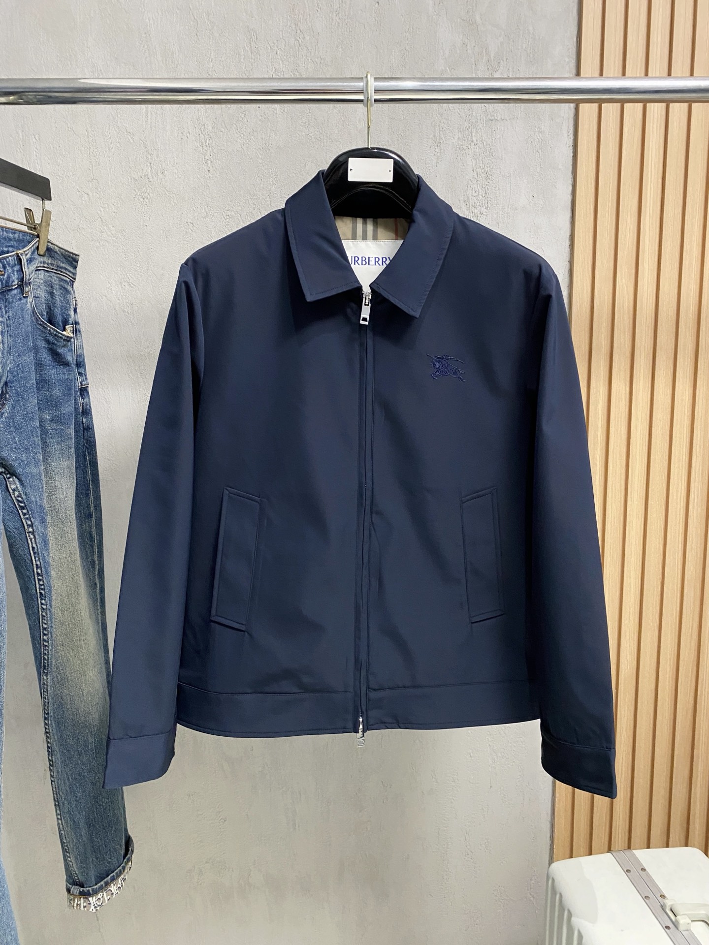 巴宝莉 2025 早秋新款爆款专柜新款休闲时尚夹克 超前卫设计风格 细腻舒适 穿着非常轻便不易起皱。多重