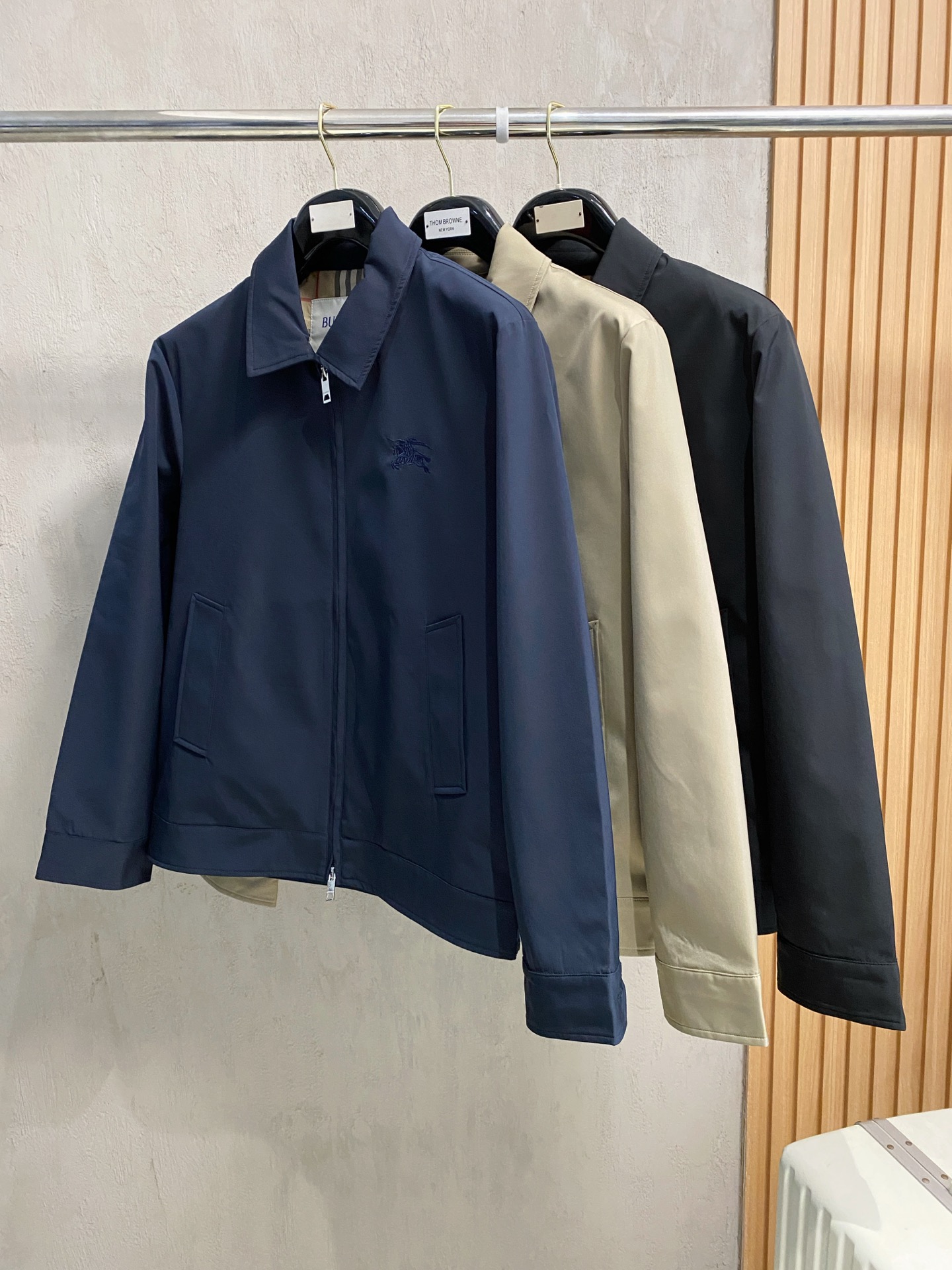 巴宝莉 2025 早秋新款爆款专柜新款休闲时尚夹克 超前卫设计风格 细腻舒适 穿着非常轻便不易起皱。多重