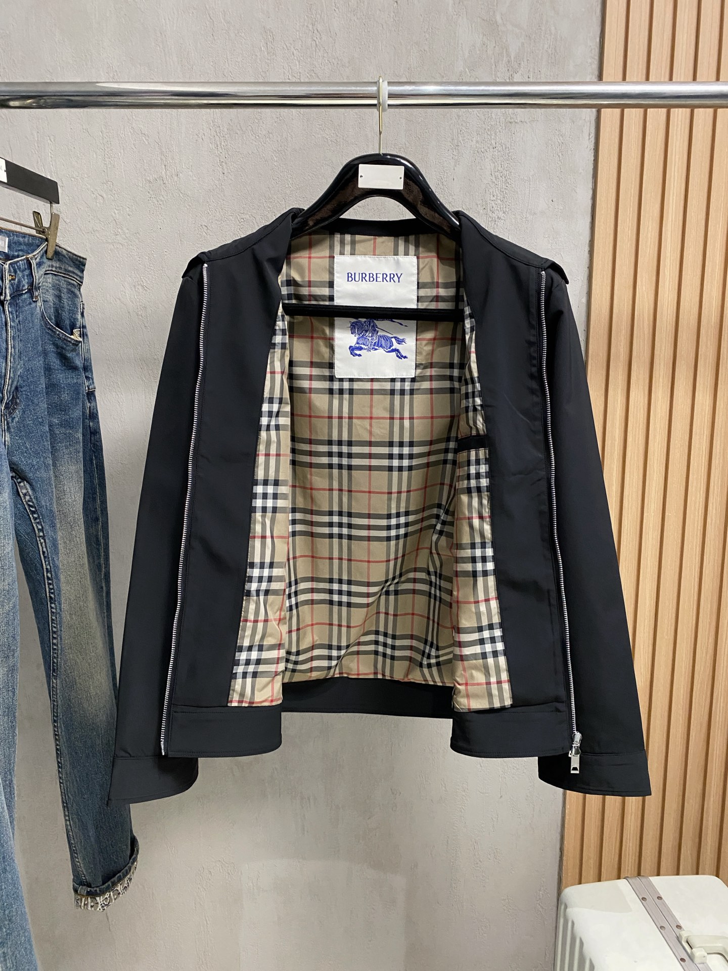 巴宝莉 2025 早秋新款爆款专柜新款休闲时尚夹克 超前卫设计风格 细腻舒适 穿着非常轻便不易起皱。多重