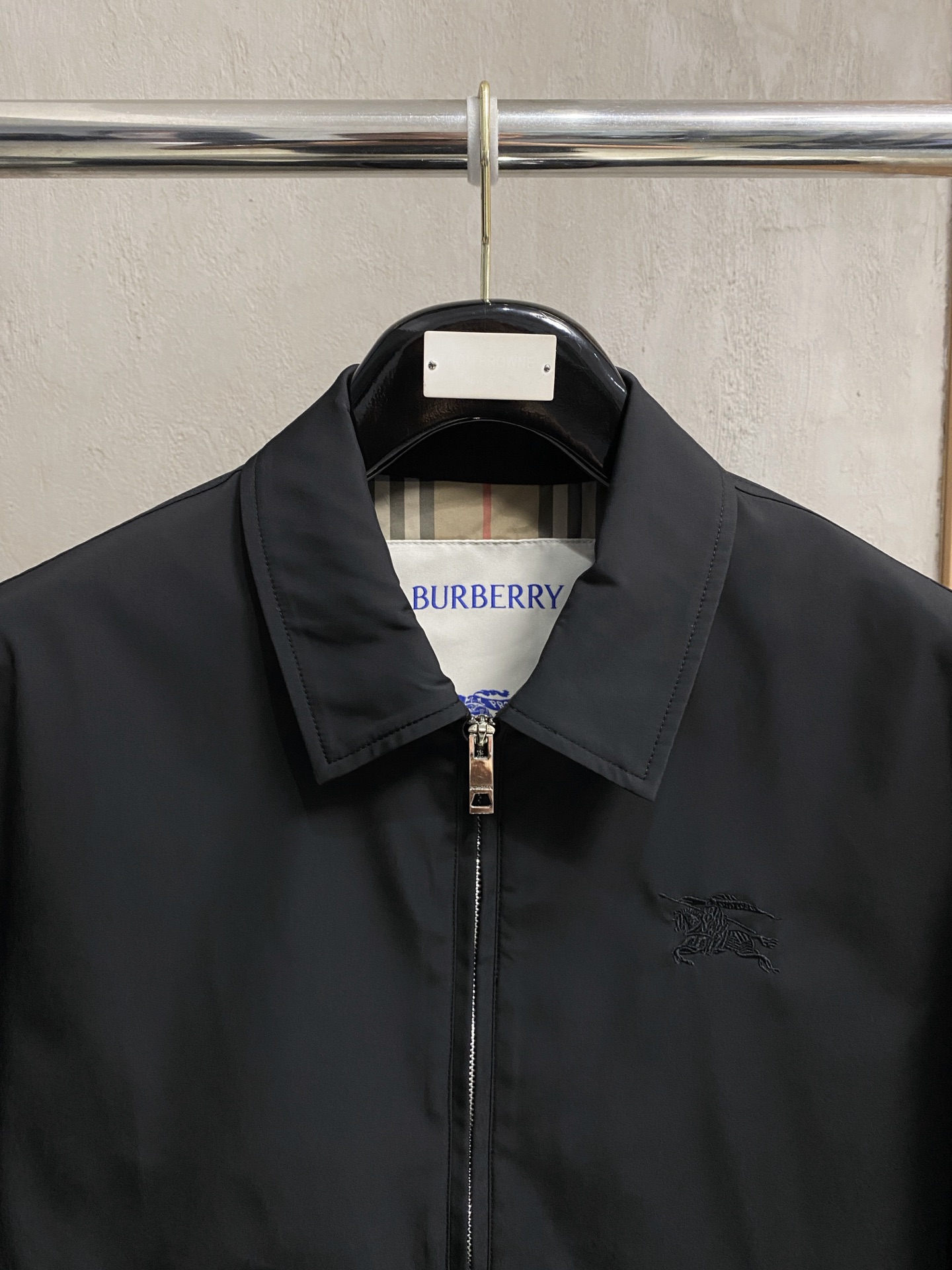 巴宝莉 2025 早秋新款爆款专柜新款休闲时尚夹克 超前卫设计风格 细腻舒适 穿着非常轻便不易起皱。多重