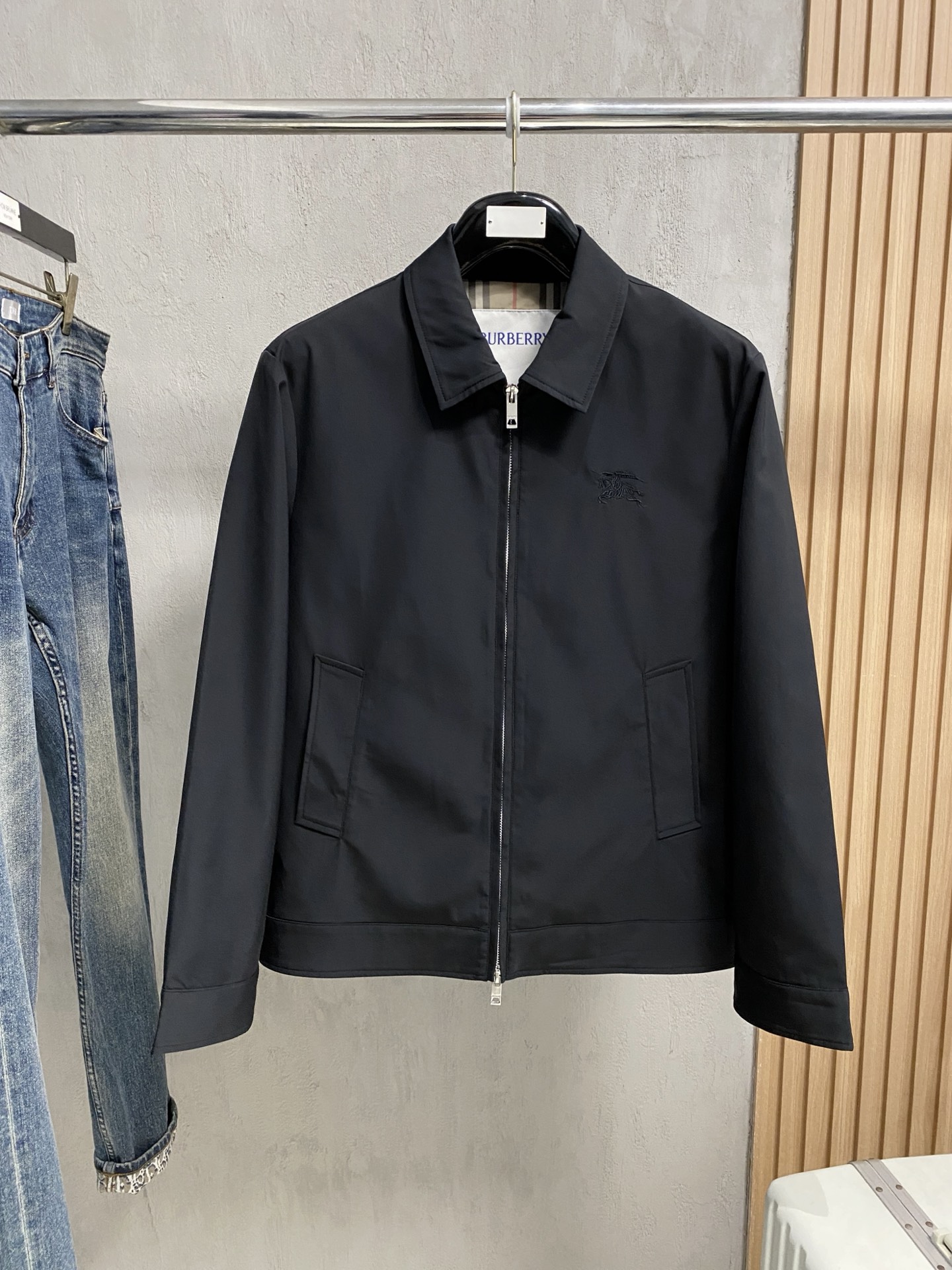 巴宝莉 2025 早秋新款爆款专柜新款休闲时尚夹克 超前卫设计风格 细腻舒适 穿着非常轻便不易起皱。多重