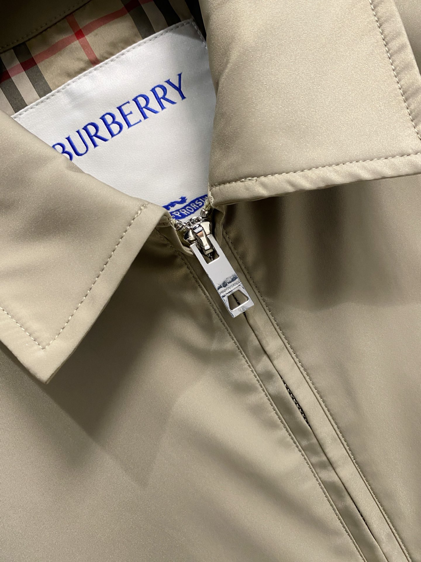 巴宝莉 2025 早秋新款爆款专柜新款休闲时尚夹克 超前卫设计风格 细腻舒适 穿着非常轻便不易起皱。多重