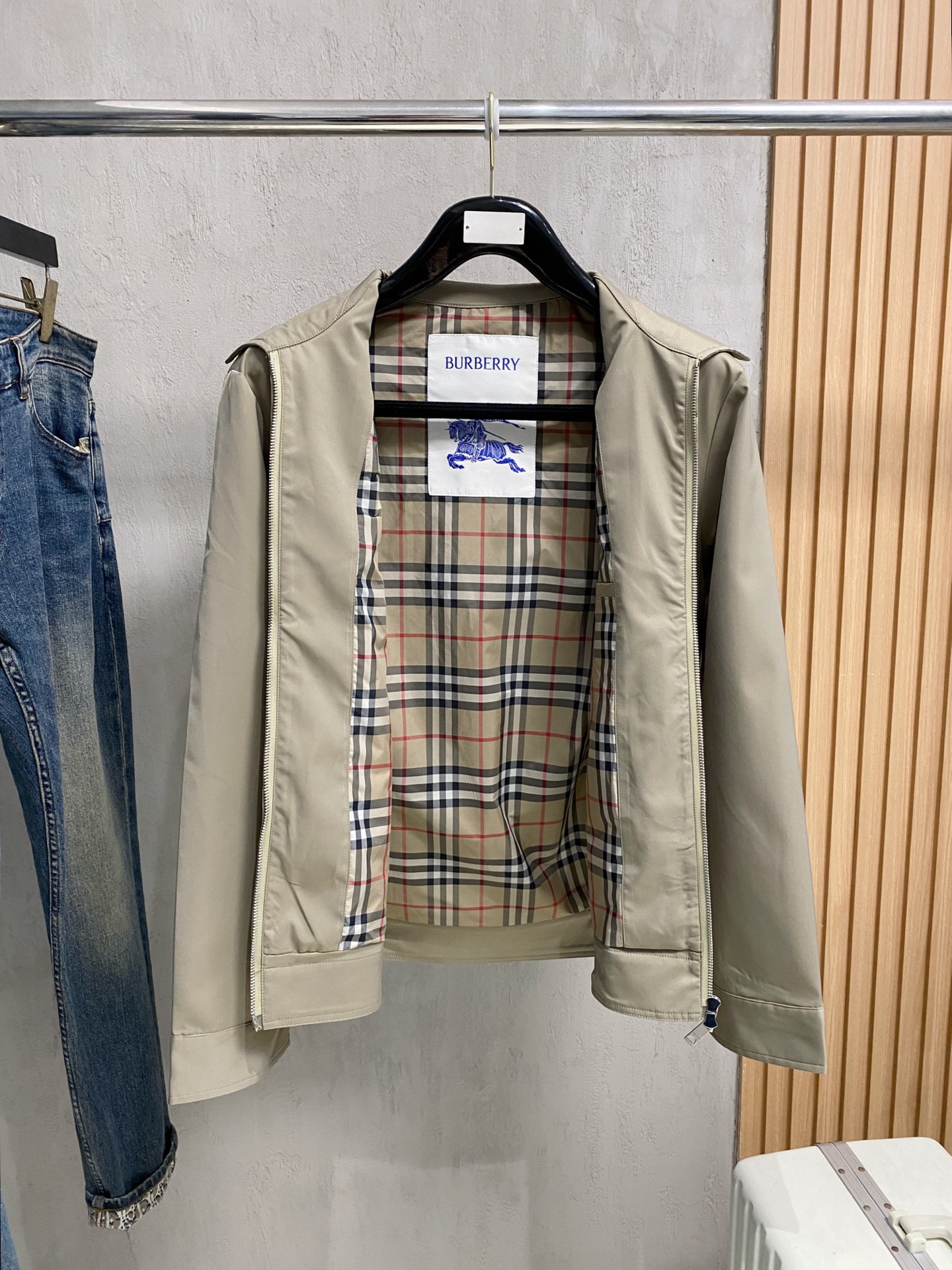 巴宝莉 2025 早秋新款爆款专柜新款休闲时尚夹克 超前卫设计风格 细腻舒适 穿着非常轻便不易起皱。多重