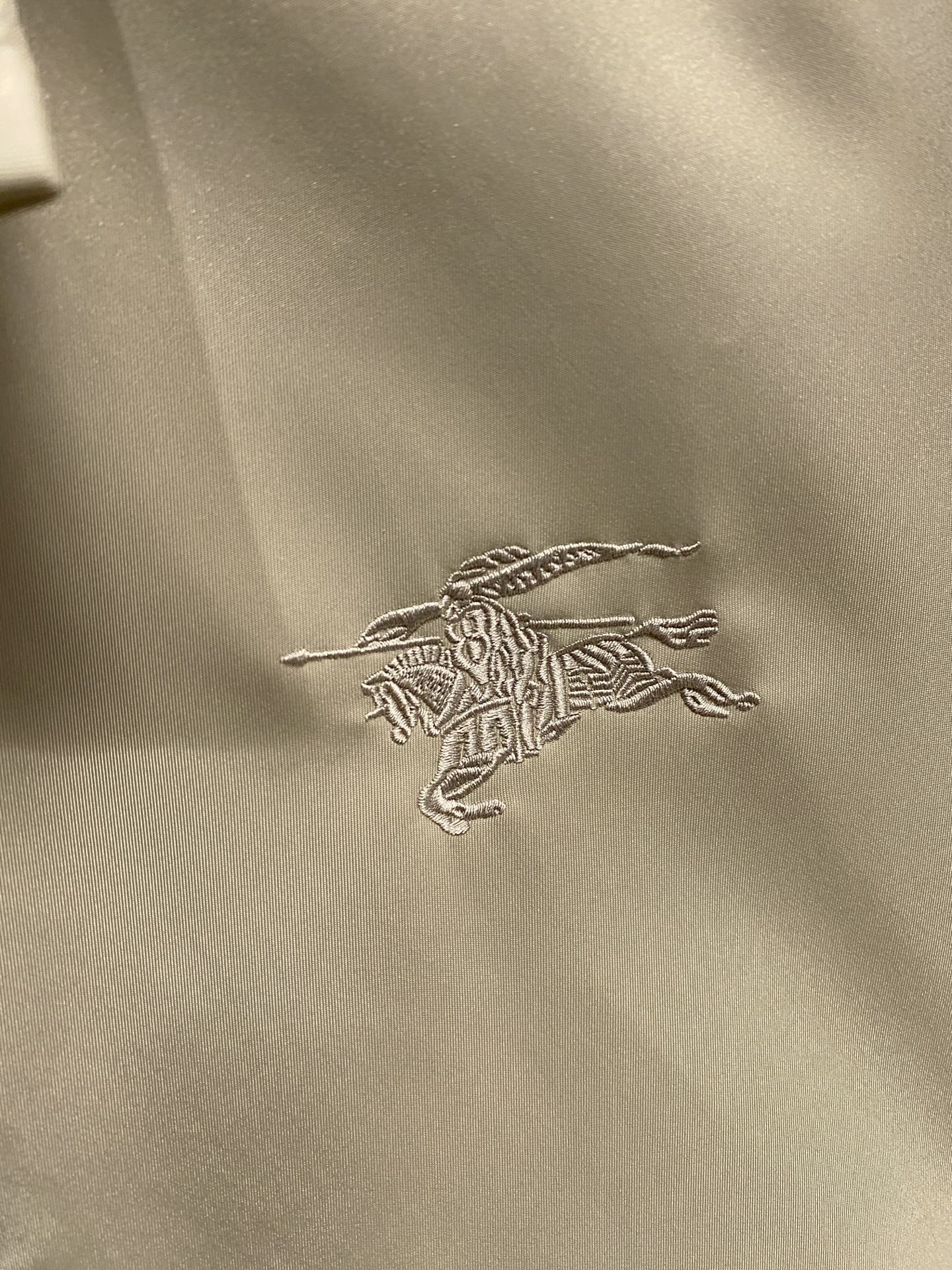 巴宝莉 2025 早秋新款爆款专柜新款休闲时尚夹克 超前卫设计风格 细腻舒适 穿着非常轻便不易起皱。多重