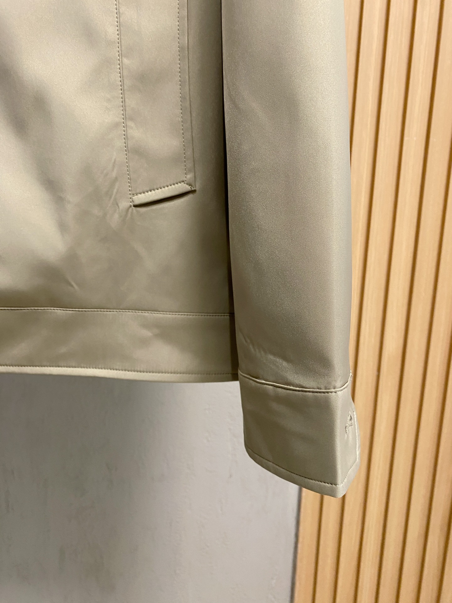 巴宝莉 2025 早秋新款爆款专柜新款休闲时尚夹克 超前卫设计风格 细腻舒适 穿着非常轻便不易起皱。多重