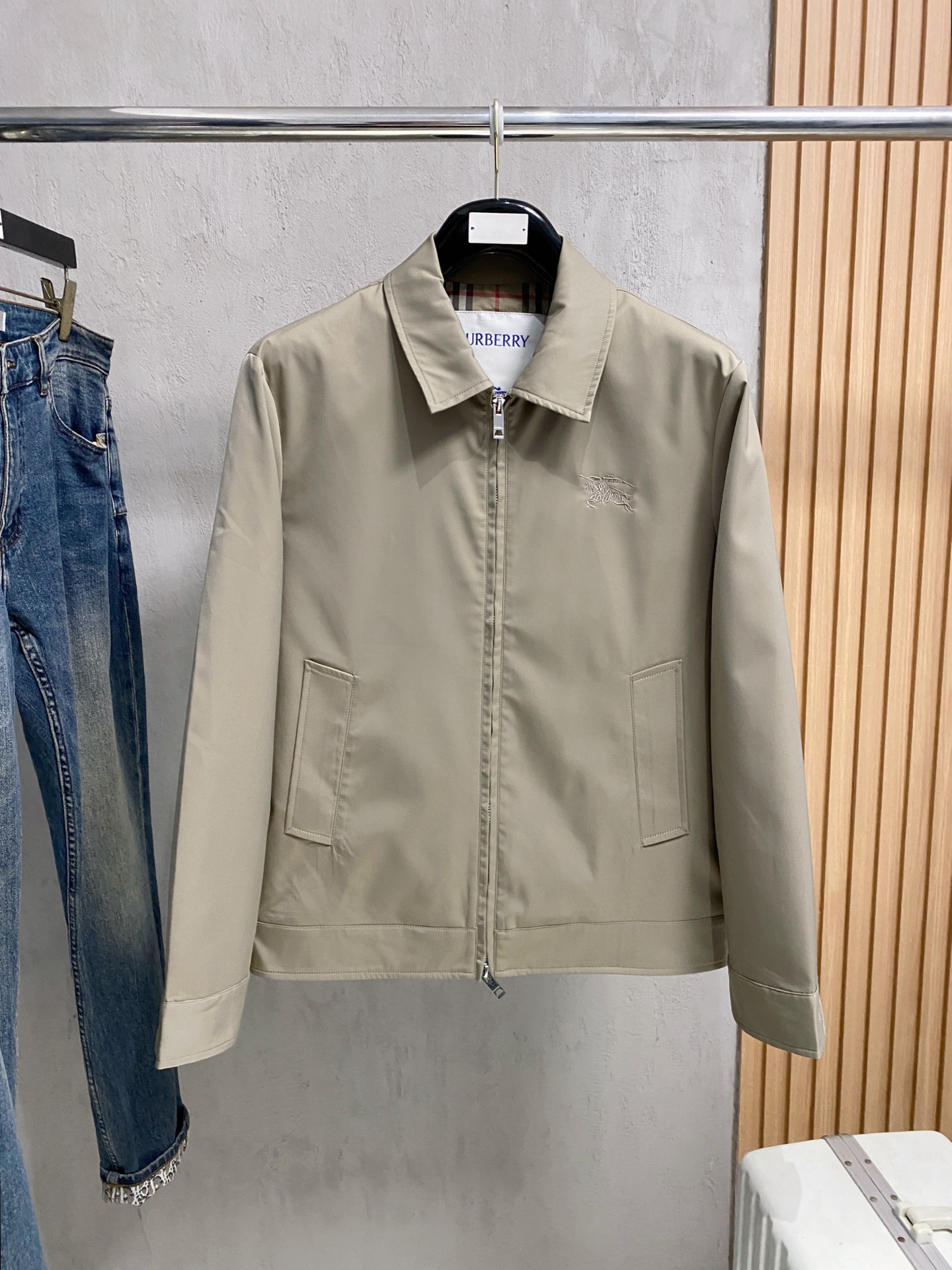 巴宝莉 2025 早秋新款爆款专柜新款休闲时尚夹克 超前卫设计风格 细腻舒适 穿着非常轻便不易起皱。多重