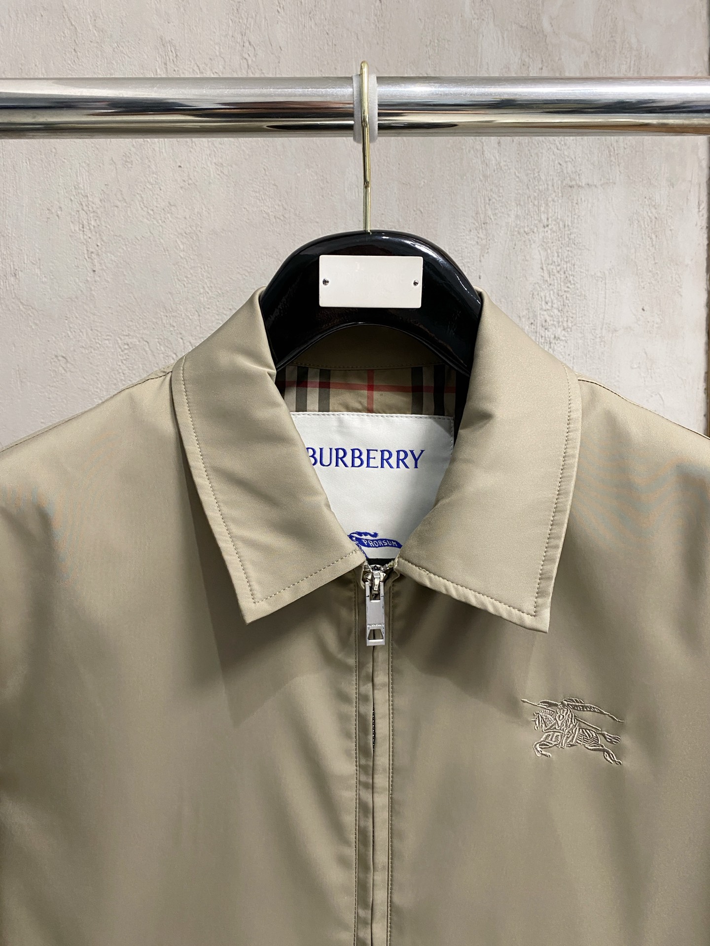 巴宝莉 2025 早秋新款爆款专柜新款休闲时尚夹克 超前卫设计风格 细腻舒适 穿着非常轻便不易起皱。多重