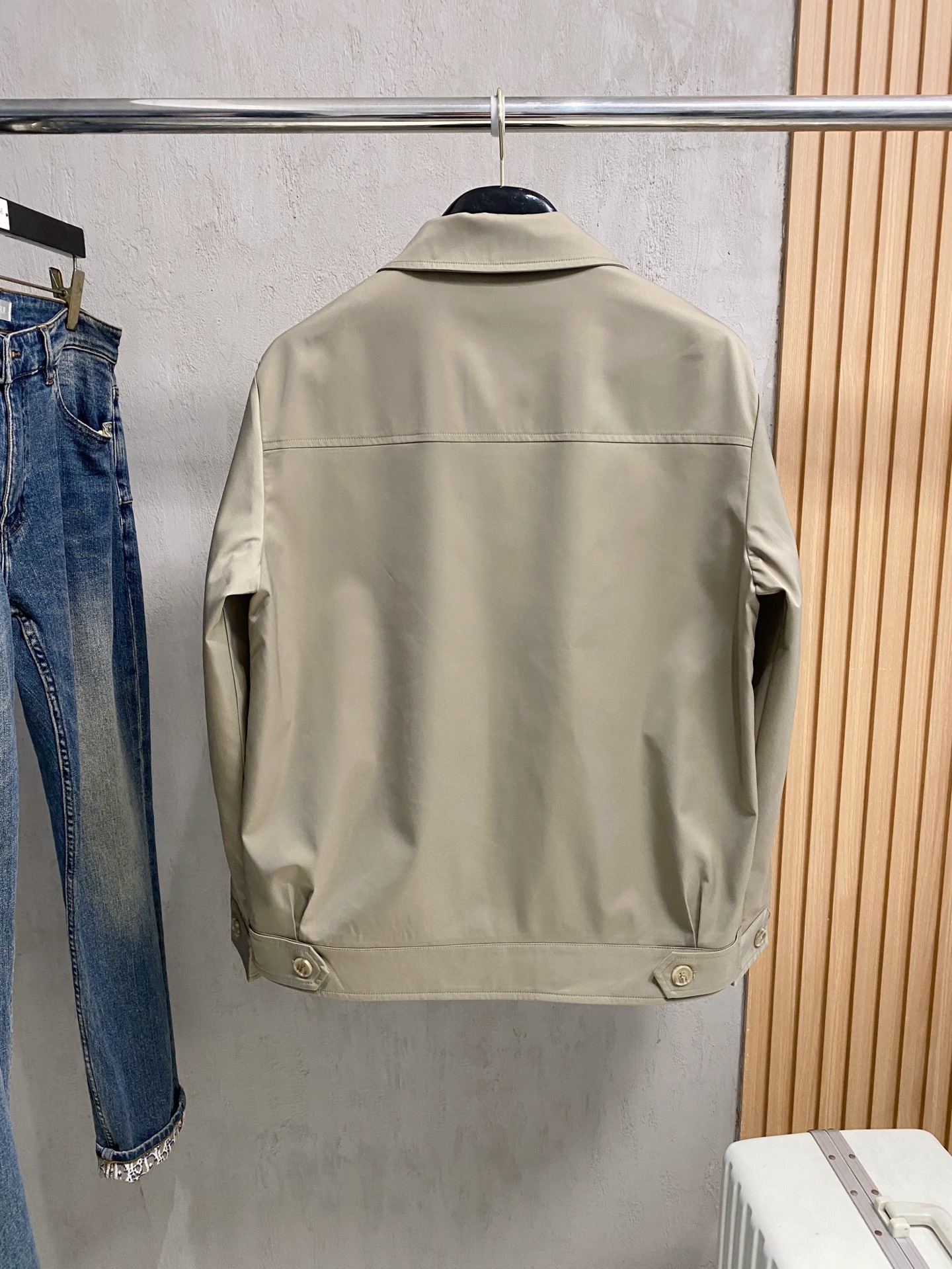 巴宝莉 2025 早秋新款爆款专柜新款休闲时尚夹克 超前卫设计风格 细腻舒适 穿着非常轻便不易起皱。多重