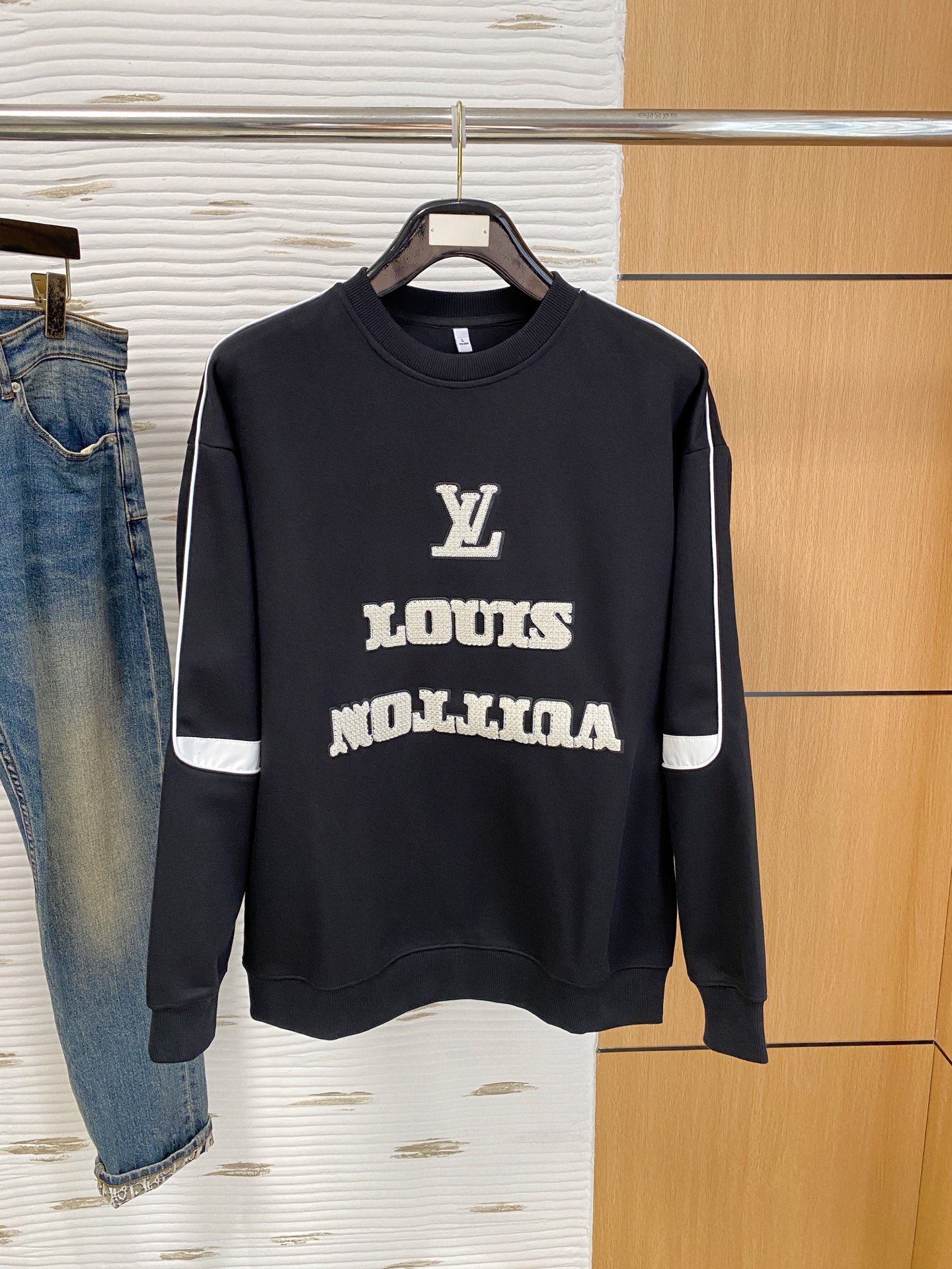 NO:599616,LV 2025FW new autumn and winter casual hooded sweatshirt is a must-have style for high-end temperament types, a piece with great accent and charm!  The details are exquisite, the appearance is first-class, and the fashionable loose cut can be perfectly worn by both men and women. It is excellent whether worn inside or alone. It is a sweatshirt that can easily highlight your temperament and taste!  Same style for men and women, size M-3Xl,,louis vuitton,hoodie,sweatshirts,hats,alexander wang19860909LV 2025FW秋冬新品 休闲连帽卫衣 高端气质型必入的极品款式,一款极具腔调感与魅力的单品！ 细节精致考究,品相一流,时尚宽松型剪裁,男女皆可完美驾驭,无论内搭还是单穿都非常出色,上身极易凸显气质和品位的一款卫衣！男女同款 码数M-3Xl,,louis vuitton,hoodie,sweatshirts,hats,alexander wang,Men's clothing