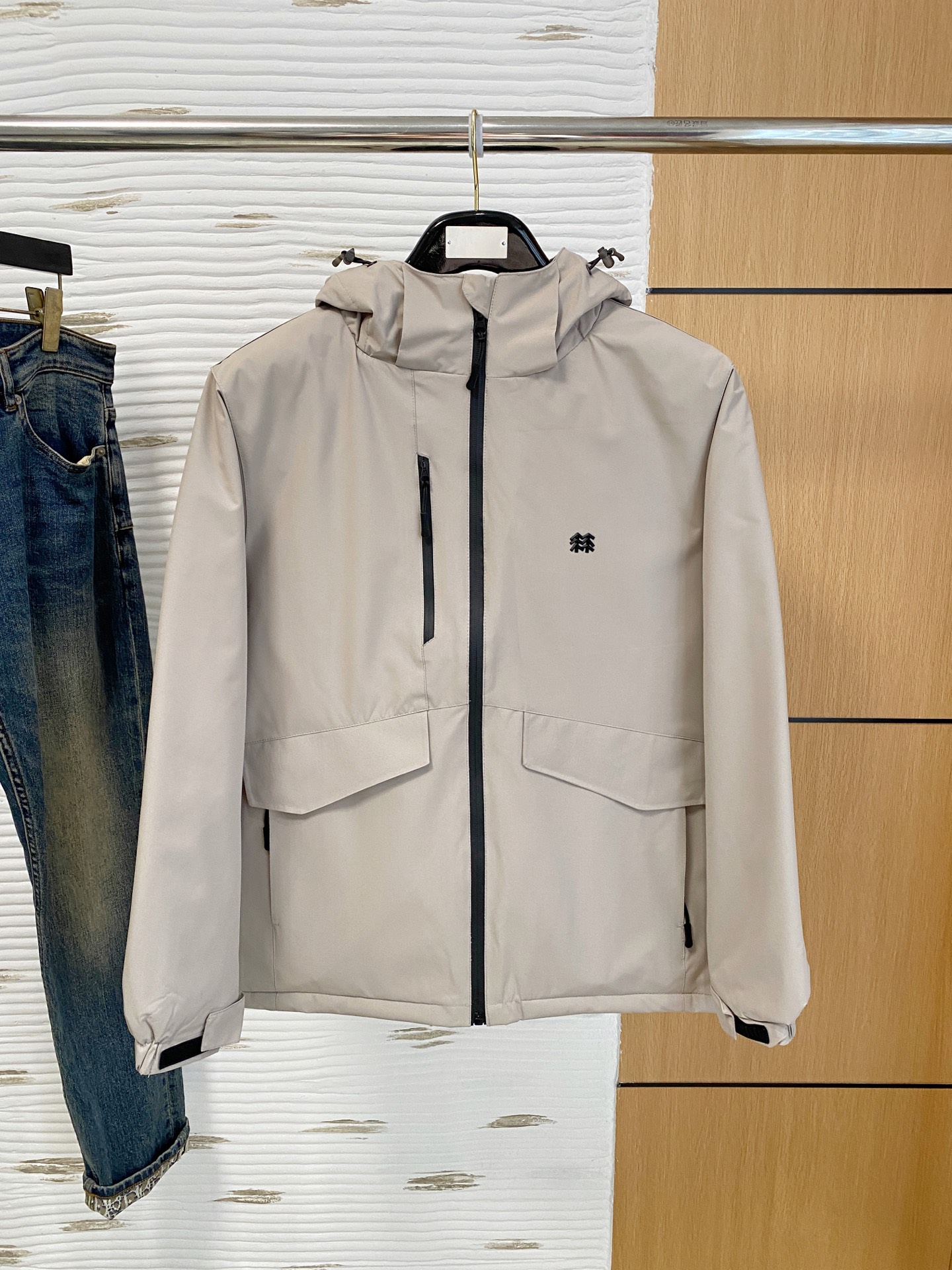 NO:599589,Cologne Cotton Clothes 25ss Early Autumn [New Product] New Casual Cotton Clothes Jacket at the Autumn and Winter Counter!  Ultra-avant-garde design style, delicate and comfortable, very light to wear and not easy to wrinkle. Multiple craftsmanship. The overall design is quite visual. The upper body is casual and stylish, with a certain degree of stiffness. It is definitely at the forefront of fashion. It is recommended for urban leisure. Size M-3XL, jackets & coats, alexander wang19860909科隆 棉服25ss早秋【新品】秋冬专柜新款休闲棉服外套！超前卫设计风格 细腻舒适 穿着非常轻便不易起皱.多重重工艺 整体的设计颇具视觉感,上身休闲有型,有一定的挺括度,绝对走在时尚最尖端的气质感推荐,都市休闲必备.码数M-3XL,,jackets & coats,alexander wang,Men's clothing