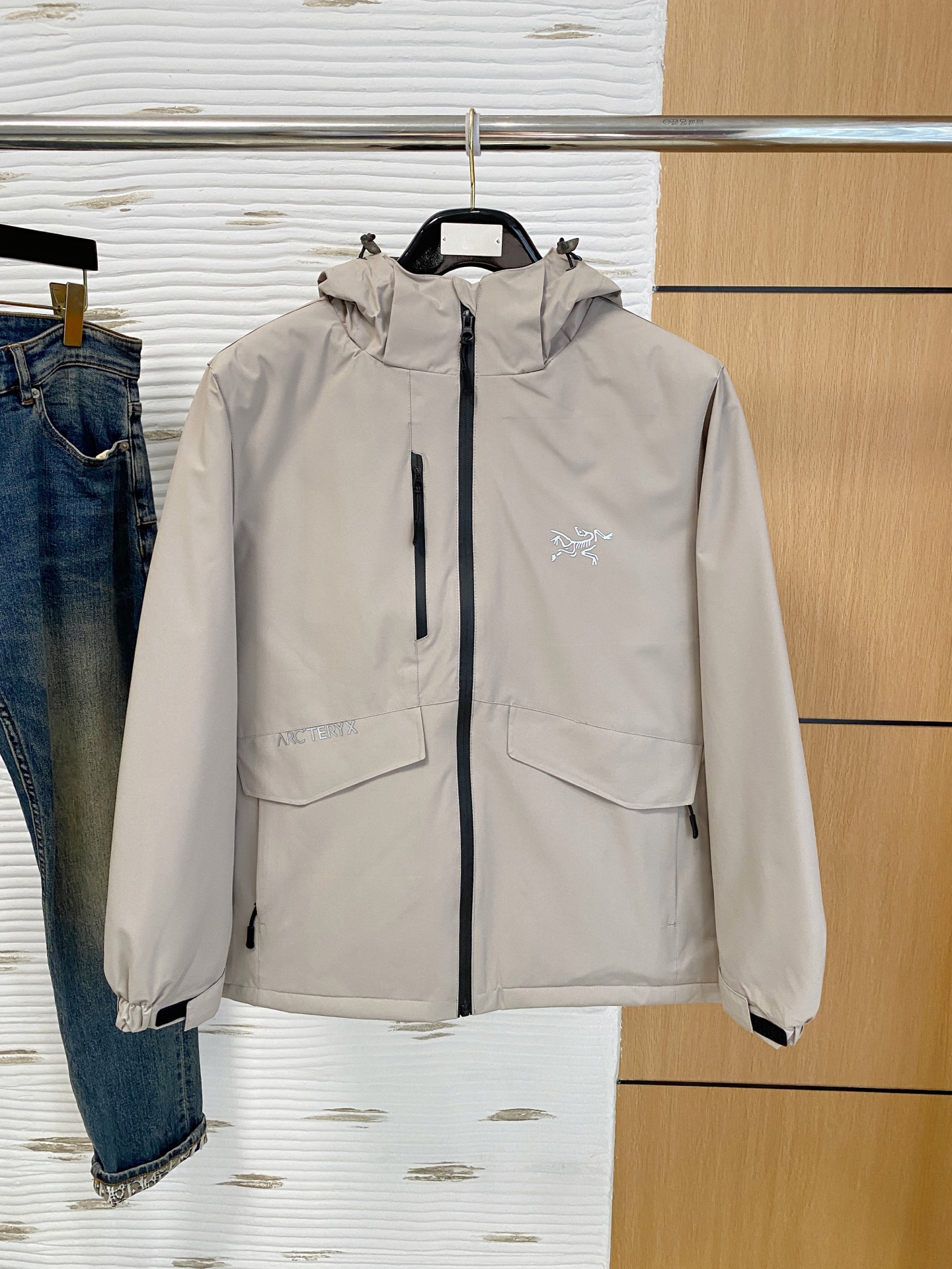 NO:599592,Arc'teryx Cotton Jacket 25ss Early Autumn [New Product] New Casual Cotton Jacket at the Autumn and Winter Counter!  Ultra-avant-garde design style, delicate and comfortable, very light to wear and not easy to wrinkle. Multiple craftsmanship. The overall design is quite visual. The upper body is casual and stylish, with a certain degree of stiffness. It is definitely at the forefront of fashion. It is recommended for urban leisure. Size M-3XL, arc'teryx, jackets & coats, alexander wang19860909始祖鸟 棉服25ss早秋【新品】秋冬专柜新款休闲棉服外套！超前卫设计风格 细腻舒适 穿着非常轻便不易起皱.多重重工艺 整体的设计颇具视觉感,上身休闲有型,有一定的挺括度,绝对走在时尚最尖端的气质感推荐,都市休闲必备.码数M-3XL,arc'teryx,jackets & coats,alexander wang,Men's clothing