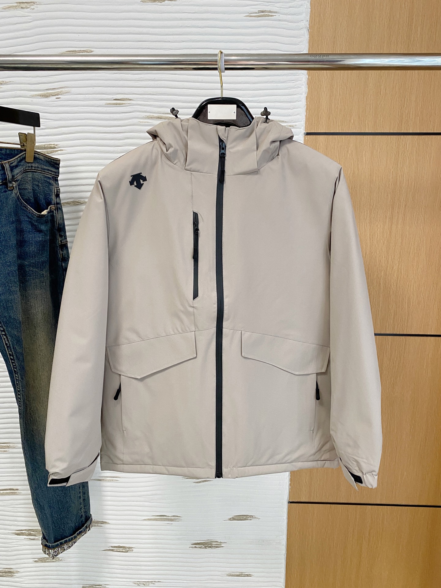 NO:599595,Descente cotton coat 25ss early autumn [new product] new casual cotton coat in the autumn and winter counter!  Ultra-avant-garde design style, delicate and comfortable, very light to wear and not easy to wrinkle. Multiple craftsmanship. The overall design is quite visual. The upper body is casual and stylish, with a certain degree of stiffness. It is definitely at the forefront of fashion. It is recommended for urban leisure. Size M-3XL, jackets & coats, alexander wang19860909迪桑特 棉服25ss早秋【新品】秋冬专柜新款休闲棉服外套！超前卫设计风格 细腻舒适 穿着非常轻便不易起皱.多重重工艺 整体的设计颇具视觉感,上身休闲有型,有一定的挺括度,绝对走在时尚最尖端的气质感推荐,都市休闲必备.码数M-3XL,,jackets & coats,alexander wang,Men's clothing