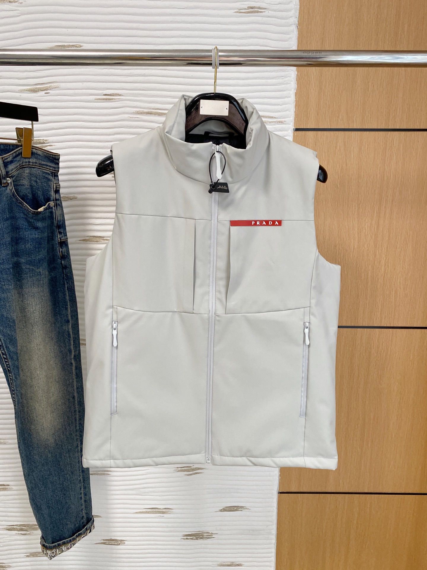 NO:599598,Prada outdoor sports stand-up collar loose sleeveless cotton vest. This vest is made of comfortable fabrics and is very suitable for outdoor, sports, leisure and home. This stand-up collar outdoor leisure waterproof and windproof vest is a rare and good clothing for outdoor travel, leisure fishing, and daily commuting. It can be worn outside or inside. The version is simple and versatile and does not pick anyone or your figure. Don't miss it if you like it. The vest is a warm weapon for autumn. It is made of outdoor assault-grade soft-shell fabric, which is cold-proof and windproof. The surface is very delicate, smooth, and full of class. The upper body is super handsome. I must keep two pieces for myself...the touch is soft and smooth, the texture is light and stress-free, and the workmanship is neat and neat. The craftsmanship and workmanship of luxury products have never been better. Disappointing, not picky about your figure, but more comfortable and stylish to wear. The main function is comfortable fabric with good breathability, which can wick away sweat in seconds. The comfortable three-dimensional tailoring gives greater range of movement. Rich detailed design, unique shape. It can be worn inside or outside, and it is the first choice for high-frequency wear in the cabinet. Size M-3Xl,,prada,alexander wang19860909普拉达 户外运动立领宽松无袖棉马甲背心.这款马甲背心,采用舒适面料,户外、运动、休闲、居家都非常適合. 这款立领户外休闲防水防风马甲背心,户外出行休闲钓鱼,日常通勤穿搭都是不可多得的好衣物,外穿内搭都可以,版型简约百搭不挑人不挑身材,喜欢的不要错过 马甲秋季保暖神器,户外冲锋级软壳面料,防寒防风,表面十分的细腻、平滑、档次感十足,上身超级帅气,必须自留两件…触感柔软顺滑,质地轻盈无压力,做工走线整整齐齐,奢品的工艺和做工从来不会让人失望,不挑身材,穿着也更自在更有型主要功能舒适面料,具有良好的透氣功能,秒速抽离汗湿,舒适的立体裁剪赋予运动更大幅度.丰富细节设计,造型特别.内穿外搭都可以,是橱柜中高频穿搭首选. 码数 M-3Xl,,prada,alexander wang,Men's clothing