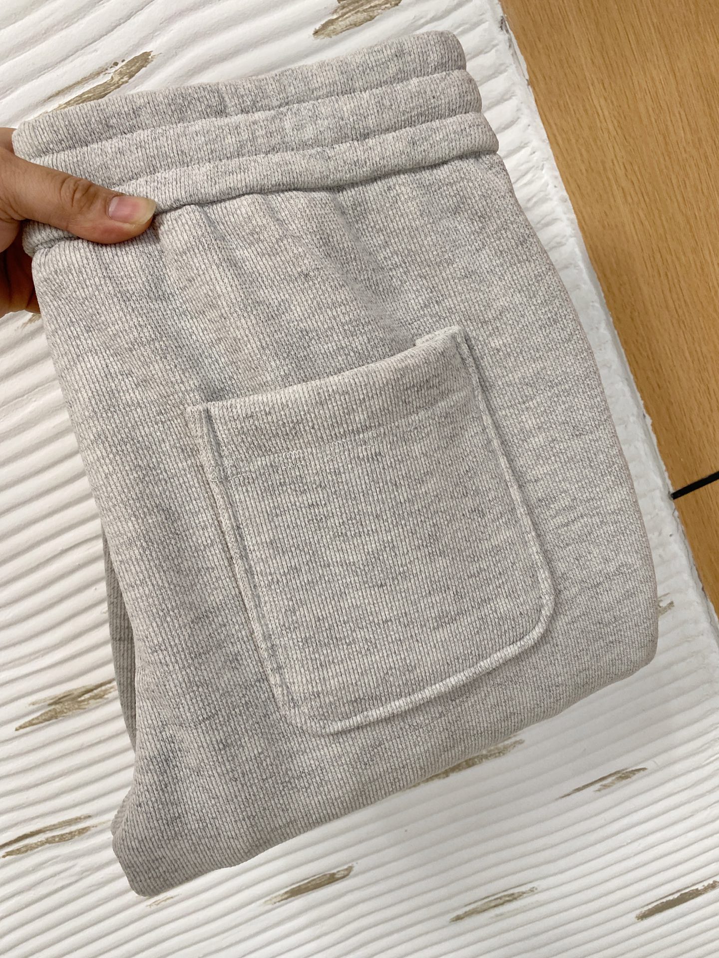 NO:599593,Luo Yiwei's new products] The new thickened 25ss casual pants for autumn and winter are here again. The original order of high-quality fashion casual pants. Super versatile. Exclusively customized fabrics, very wide and stylish, close-fitting and comfortable. The latest hardware accessories from the original customization counter. Super beautiful version, the upper body shows slender legs, the lining and routing are impeccable, you can attend any occasion, and once again emphasize that the fabric is very, very classy! Code number M-3Xl,,loewe,alexander wang19860909罗意威 新品】秋冬加厚新款 25ss休闲裤金典再次出现,原单订制高品质时尚休闲裤.超级百搭款.独家定制面料,挺阔有型,贴身舒适.原版定制专柜最新五金辅料.超靓版型、上身显腿修长,內里,走线都无可挑剔,任何场合都可出席,再次强调面料非常非常显档次！码数 M-3Xl,,loewe,alexander wang,Men's clothing