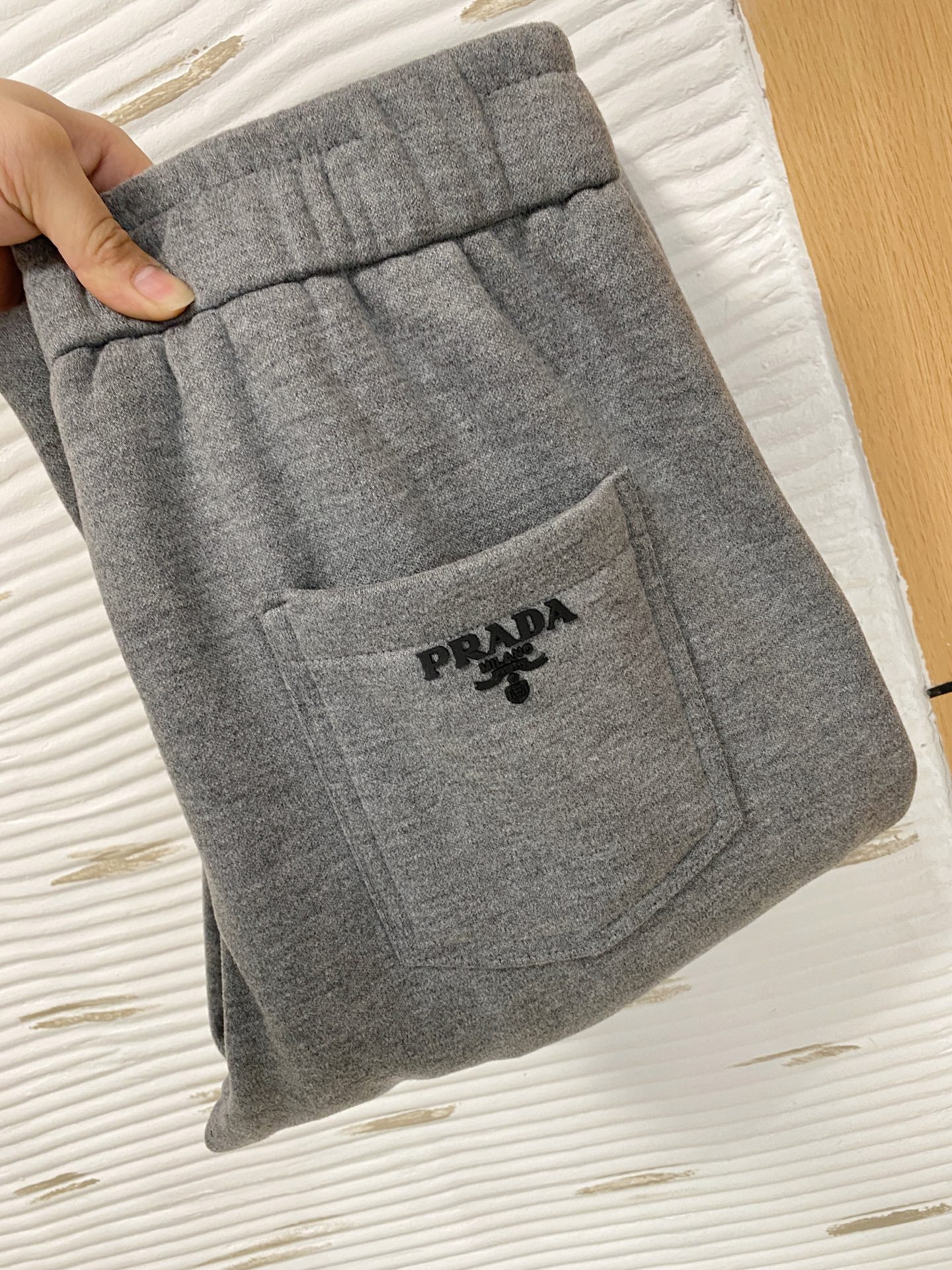 NO:599596,Prada's new products] Autumn and winter thickened new 25ss casual pants golden classic appears again, original order high-quality fashionable casual pants. Super versatile style. Exclusively customized fabrics, very wide and stylish, close-fitting and comfortable. Original customization counter latest hardware accessories. Super beautiful version, the upper body shows slender legs, the lining and routing are impeccable, you can attend any occasion, once again emphasize that the fabric is very, very classy! Size M-3Xl,,prada,alexander wang19860909普拉达 新品】秋冬加厚新款 25ss休闲裤金典再次出现,原单订制高品质时尚休闲裤.超级百搭款.独家定制面料,挺阔有型,贴身舒适.原版定制专柜最新五金辅料.超靓版型、上身显腿修长,內里,走线都无可挑剔,任何场合都可出席,再次强调面料非常非常显档次！码数 M-3Xl,,prada,alexander wang,Men's clothing