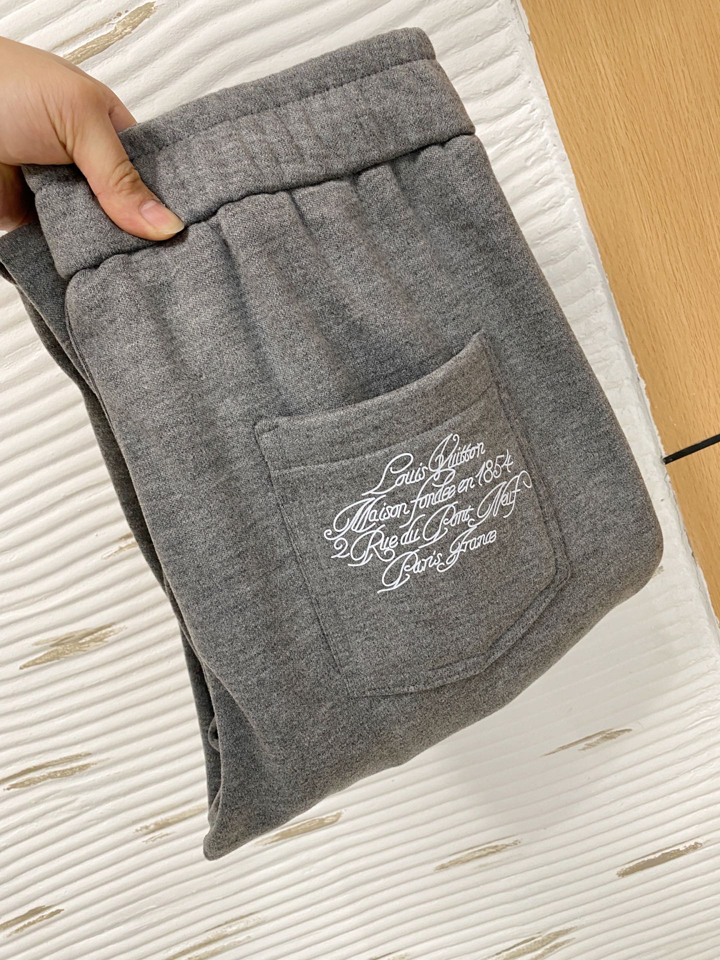 NO:599599,LV New Products] Autumn and winter thickening new 25ss casual pants golden classic appears again, original order high-quality fashionable casual pants. Super versatile style. Exclusive customized fabric, very wide and stylish, close-fitting and comfortable. Original custom counter latest hardware accessories. Super beautiful version, the upper body shows slender legs, the lining and routing are impeccable, you can attend any occasion, once again emphasize that the fabric is very, very classy! Size M-3Xl,,louis vuitton,alexander wang19860909LV 新品】秋冬加厚新款 25ss休闲裤金典再次出现,原单订制高品质时尚休闲裤.超级百搭款.独家定制面料,挺阔有型,贴身舒适.原版定制专柜最新五金辅料.超靓版型、上身显腿修长,內里,走线都无可挑剔,任何场合都可出席,再次强调面料非常非常显档次！码数 M-3Xl,,louis vuitton,alexander wang,Men's clothing