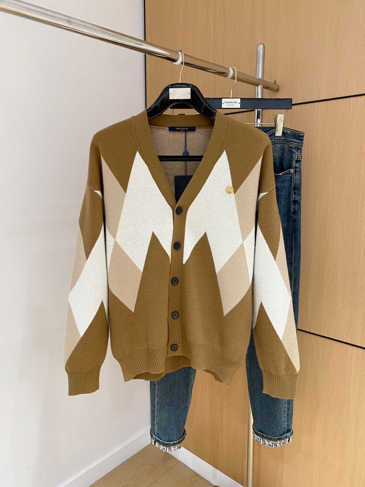 p335💰LV 2025【新品】秋冬新款针织羊毛开衫 高品质意大利进口羊毛混纺面料，高密度针织，时尚百搭毛衣，帅气十足。经典Logo提花款。耐穿不易变形，版型，各种风格都能轻松Hold住，年年被追捧的经典时尚款 三标齐全 高品质大货 码数：M-3XL