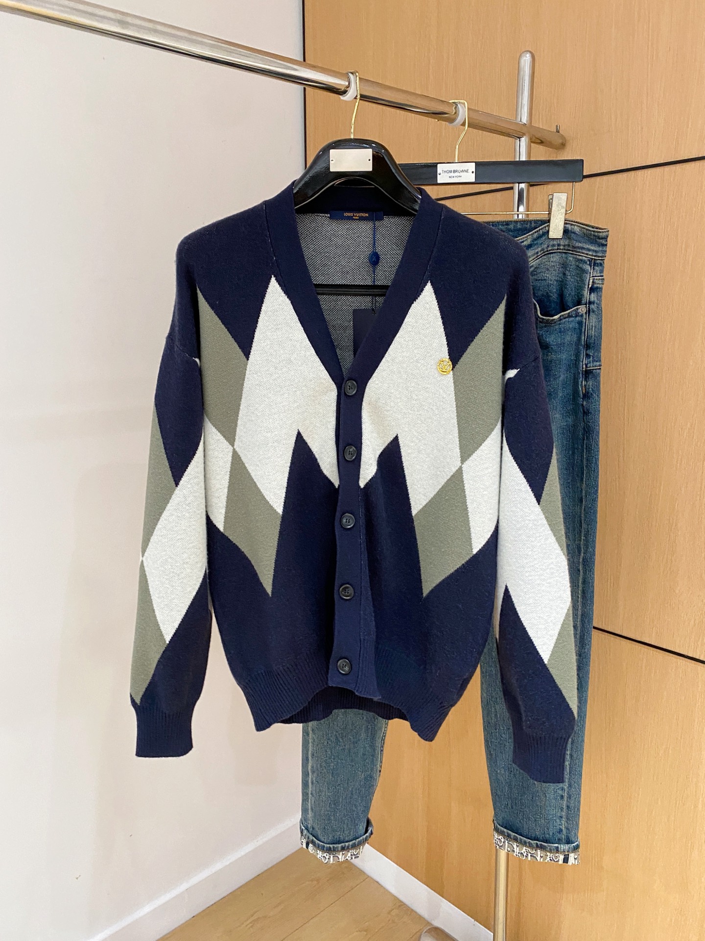 p335💰LV 2025【新品】秋冬新款针织羊毛开衫 高品质意大利进口羊毛混纺面料，高密度针织，时尚百搭毛衣，帅气十足。经典Logo提花款。耐穿不易变形，版型，各种风格都能轻松Hold住，年年被追捧的经典时尚款 三标齐全 高品质大货 码数：M-3XL