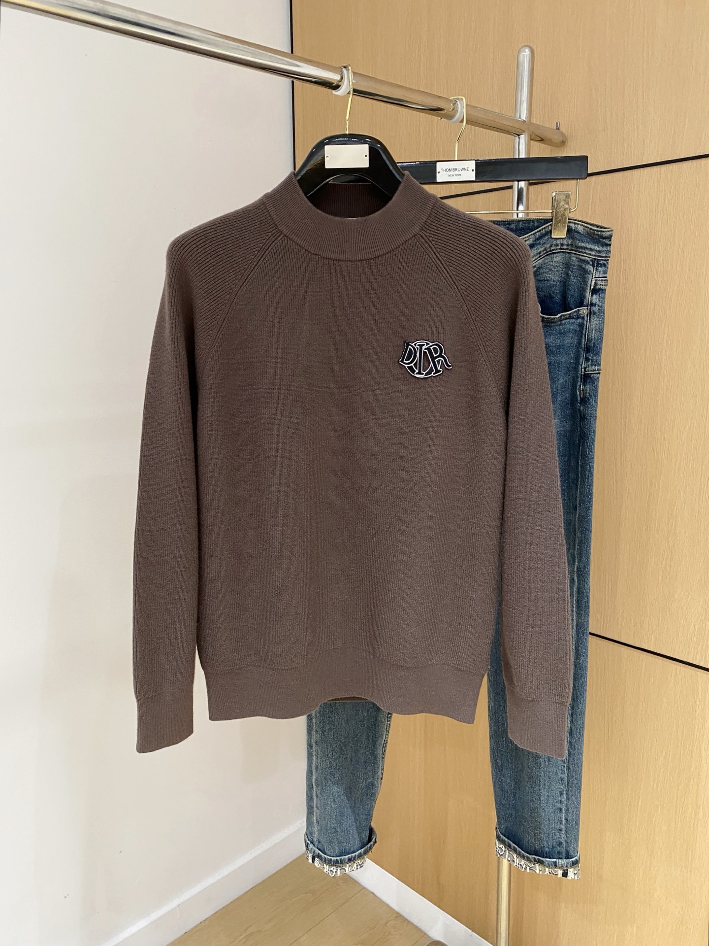 p315💰迪奥2025【新品】秋冬新款针织羊毛衫 高品质意大利进口羊毛混纺面料，高密度针织，时尚百搭毛衣，帅气十足。经典Logo提花款。耐穿不易变形，版型，各种风格都能轻松Hold住，年年被追捧的经典时尚款 三标齐全 高品质大货 码数：M-3XL