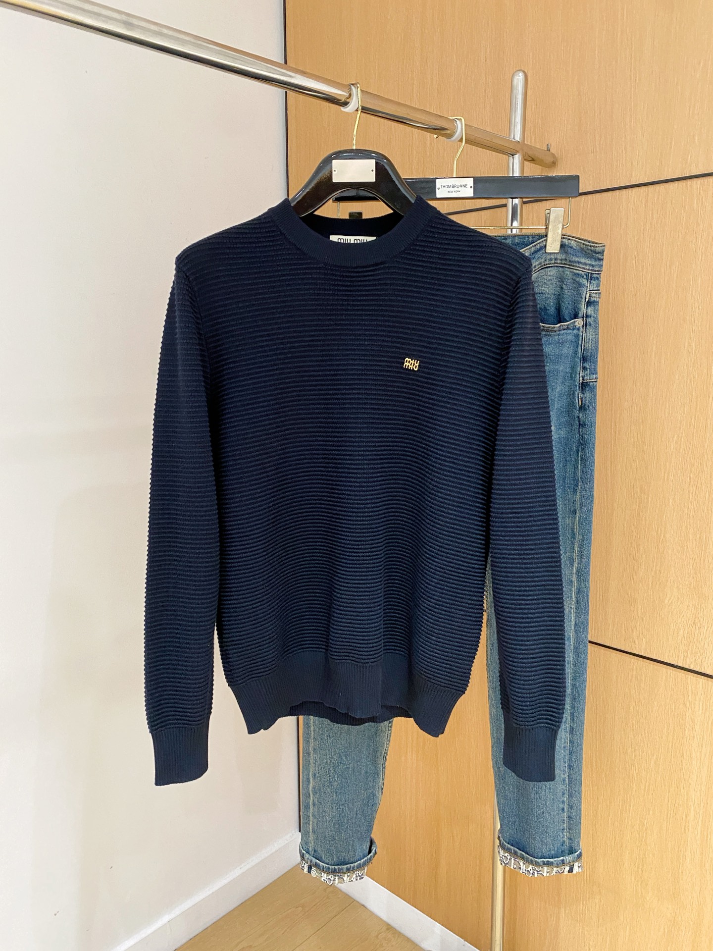 p315💰miumiu2025【新品】秋冬新款针织羊毛衫 高品质意大利进口羊毛混纺面料，高密度针织，时尚百搭毛衣，帅气十足。经典Logo提花款。耐穿不易变形，版型，各种风格都能轻松Hold住，年年被追捧的经典时尚款 三标齐全 高品质大货 码数：M-3XL