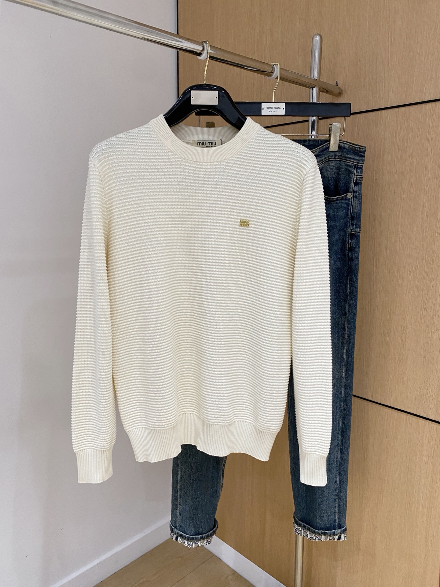 p315💰miumiu2025【新品】秋冬新款针织羊毛衫 高品质意大利进口羊毛混纺面料，高密度针织，时尚百搭毛衣，帅气十足。经典Logo提花款。耐穿不易变形，版型，各种风格都能轻松Hold住，年年被追捧的经典时尚款 三标齐全 高品质大货 码数：M-3XL