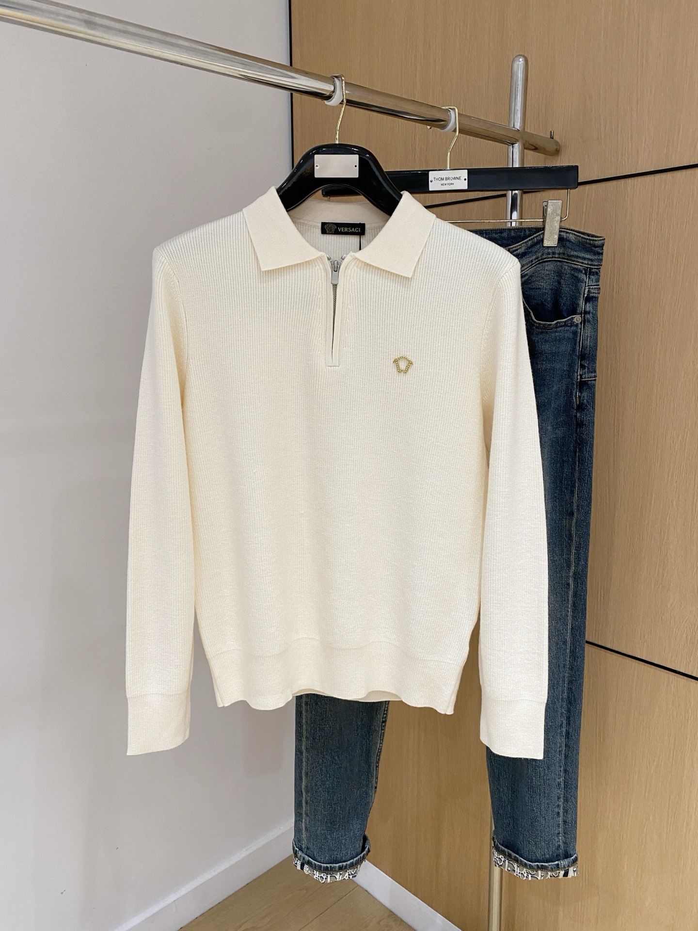 p315💰范思哲2025【新品】秋冬新款针织羊毛衫 高品质意大利进口羊毛混纺面料,高密度针织,时尚百搭毛衣,帅气十足。经典Logo提花款。耐穿不易变形,版型,各种风格都能轻松Hold住,年年被追捧的经典时尚款 三标齐全 高品质大货 码数:M-3XL