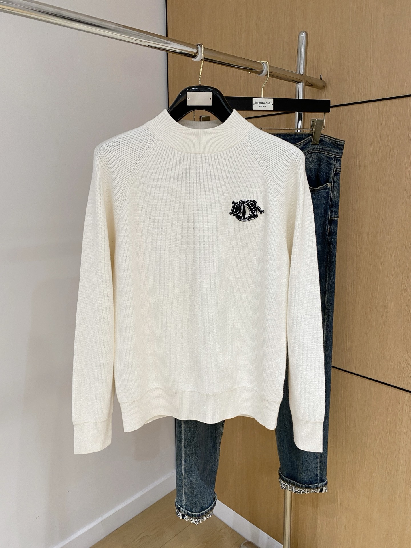 p315💰迪奥2025【新品】秋冬新款针织羊毛衫 高品质意大利进口羊毛混纺面料，高密度针织，时尚百搭毛衣，帅气十足。经典Logo提花款。耐穿不易变形，版型，各种风格都能轻松Hold住，年年被追捧的经典时尚款 三标齐全 高品质大货 码数：M-3XL