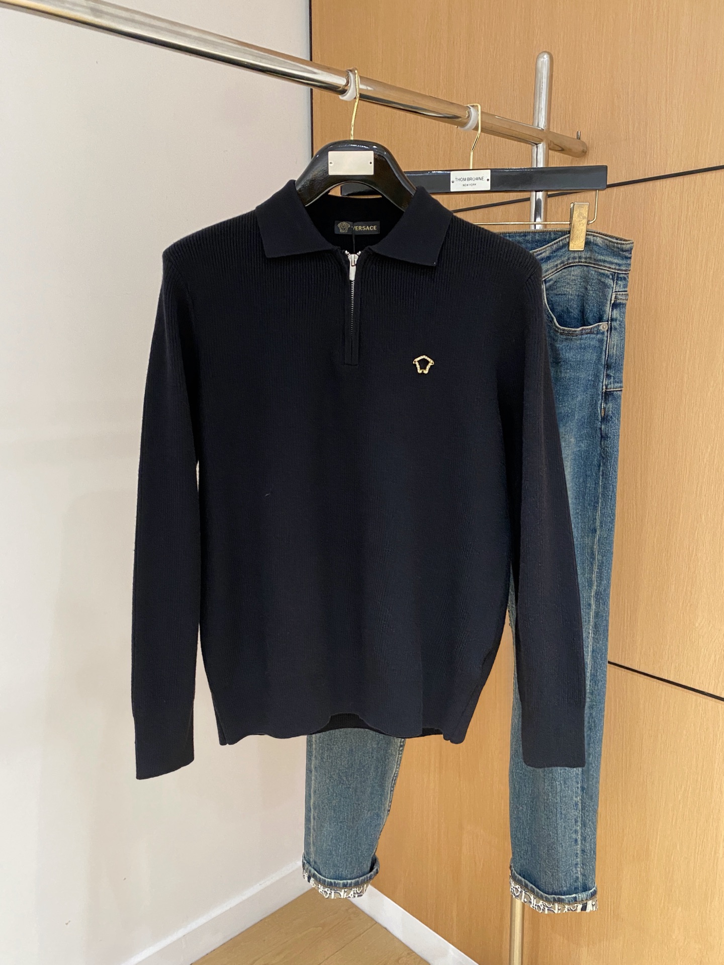 p315💰范思哲2025【新品】秋冬新款针织羊毛衫 高品质意大利进口羊毛混纺面料,高密度针织,时尚百搭毛衣,帅气十足。经典Logo提花款。耐穿不易变形,版型,各种风格都能轻松Hold住,年年被追捧的经典时尚款 三标齐全 高品质大货 码数:M-3XL