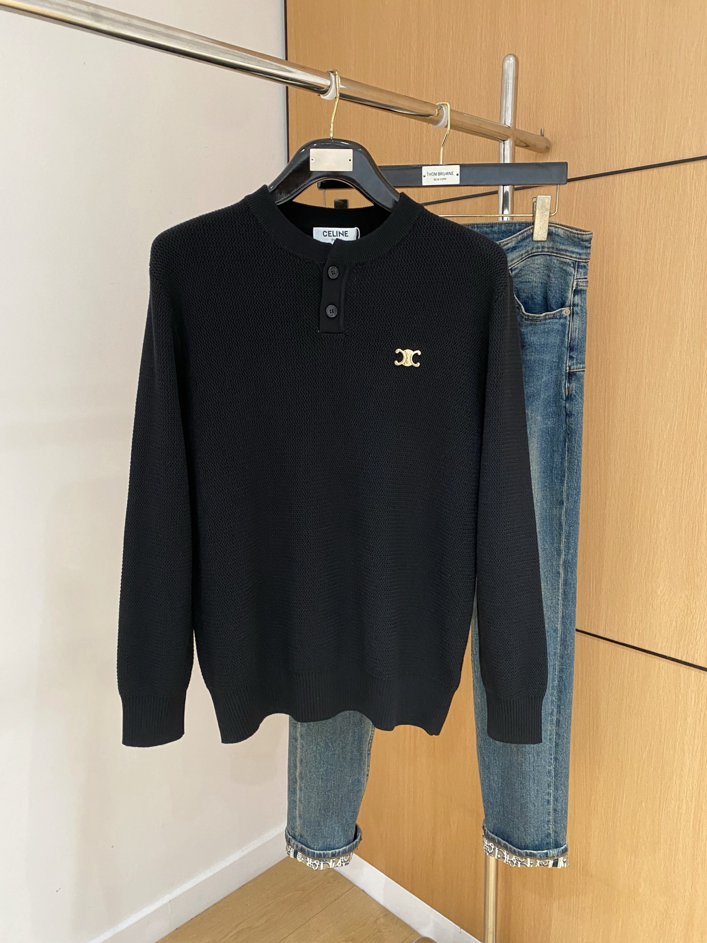 p315💰赛琳2025【新品】秋冬新款针织羊毛衫 高品质意大利进口羊毛混纺面料,高密度针织,时尚百搭毛衣,帅气十足。经典Logo提花款。耐穿不易变形,版型,各种风格都能轻松Hold住,年年被追捧的经典时尚款 三标齐全 高品质大货 码数:M-3XL