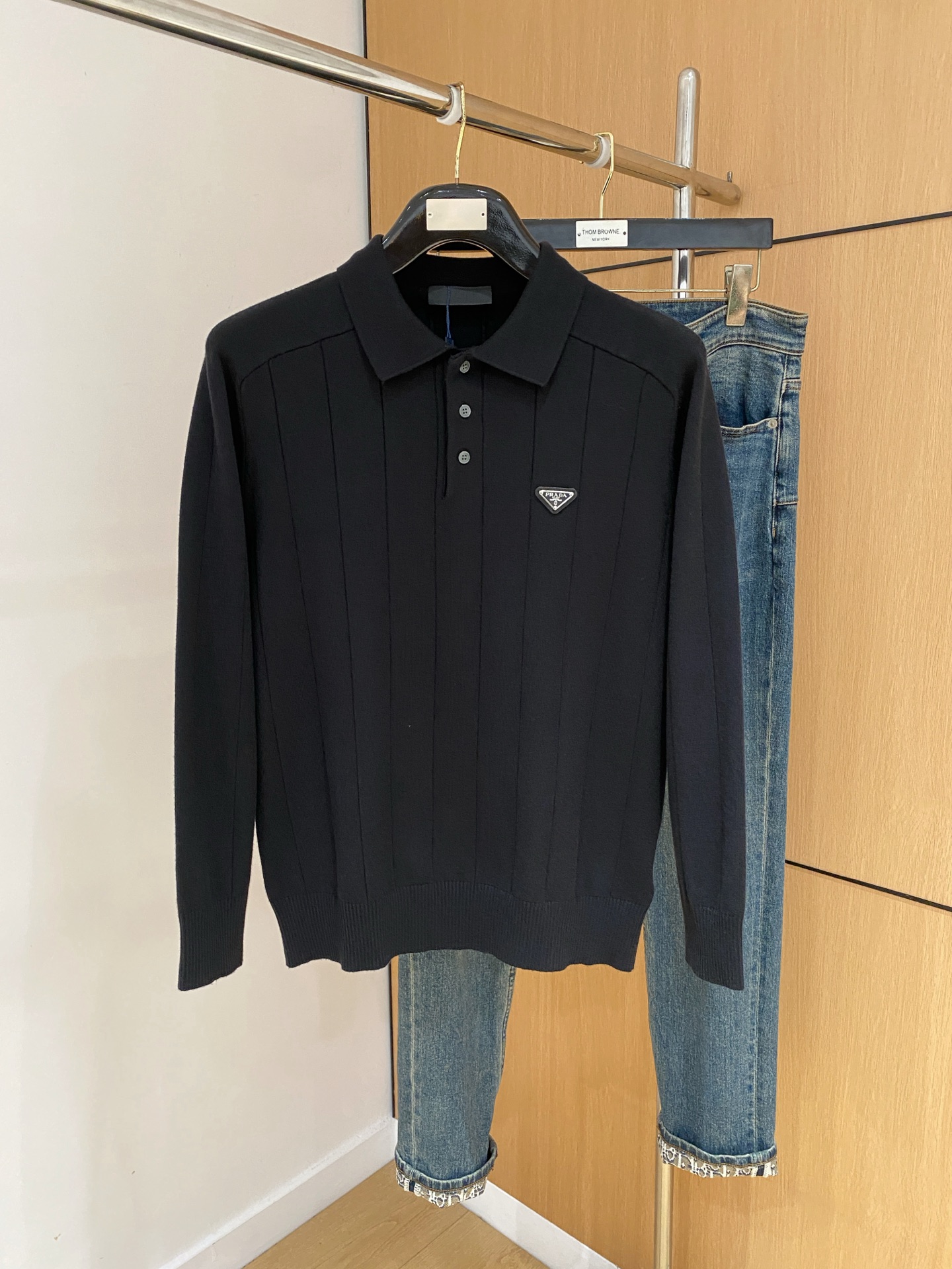 p315💰普拉达2025【新品】秋冬新款针织羊毛衫 高品质意大利进口羊毛混纺面料，高密度针织，时尚百搭毛衣，帅气十足。经典Logo提花款。耐穿不易变形，版型，各种风格都能轻松Hold住，年年被追捧的经典时尚款 三标齐全 高品质大货 码数：M-3XL