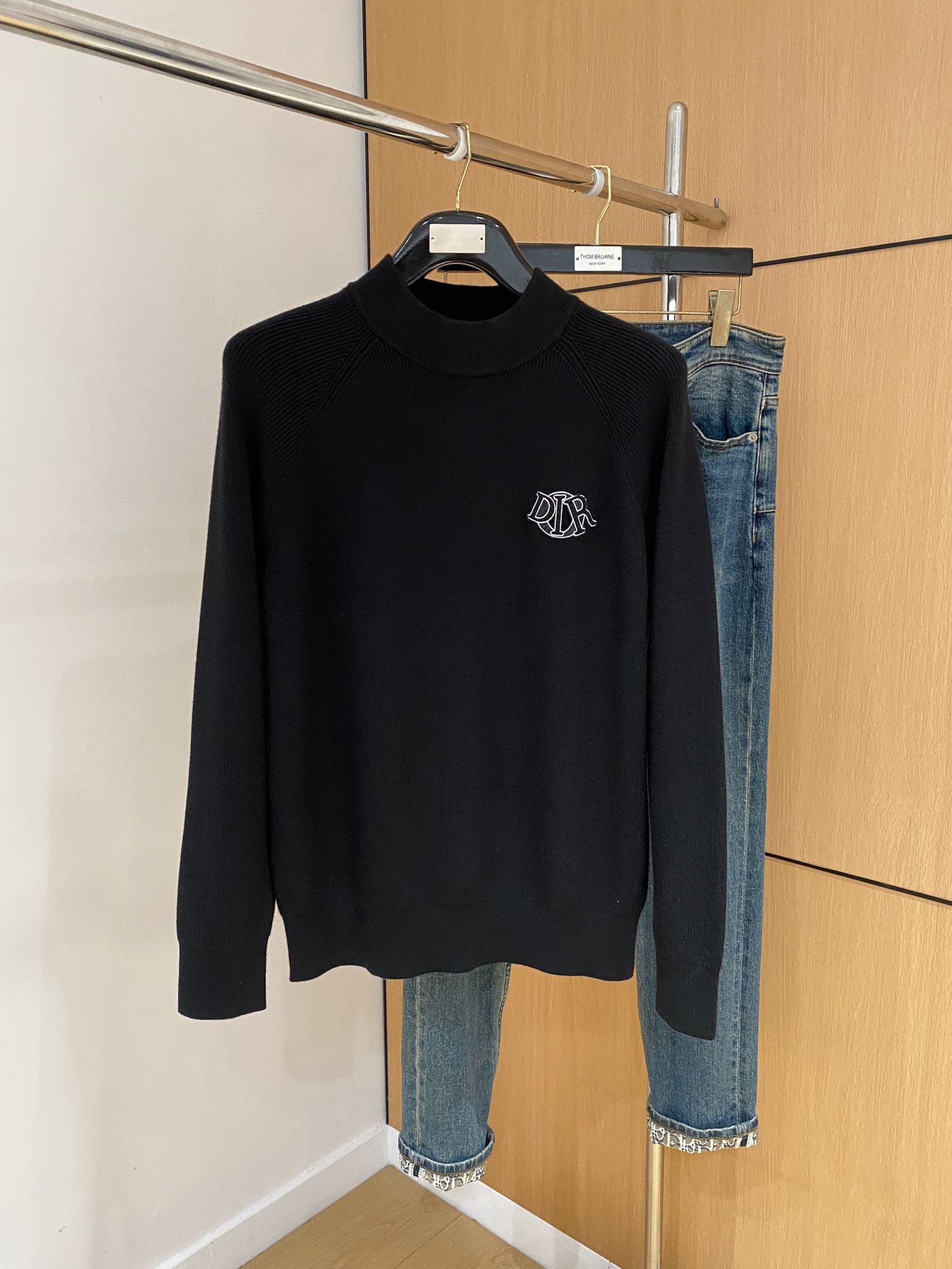 p315💰迪奥2025【新品】秋冬新款针织羊毛衫 高品质意大利进口羊毛混纺面料，高密度针织，时尚百搭毛衣，帅气十足。经典Logo提花款。耐穿不易变形，版型，各种风格都能轻松Hold住，年年被追捧的经典时尚款 三标齐全 高品质大货 码数：M-3XL