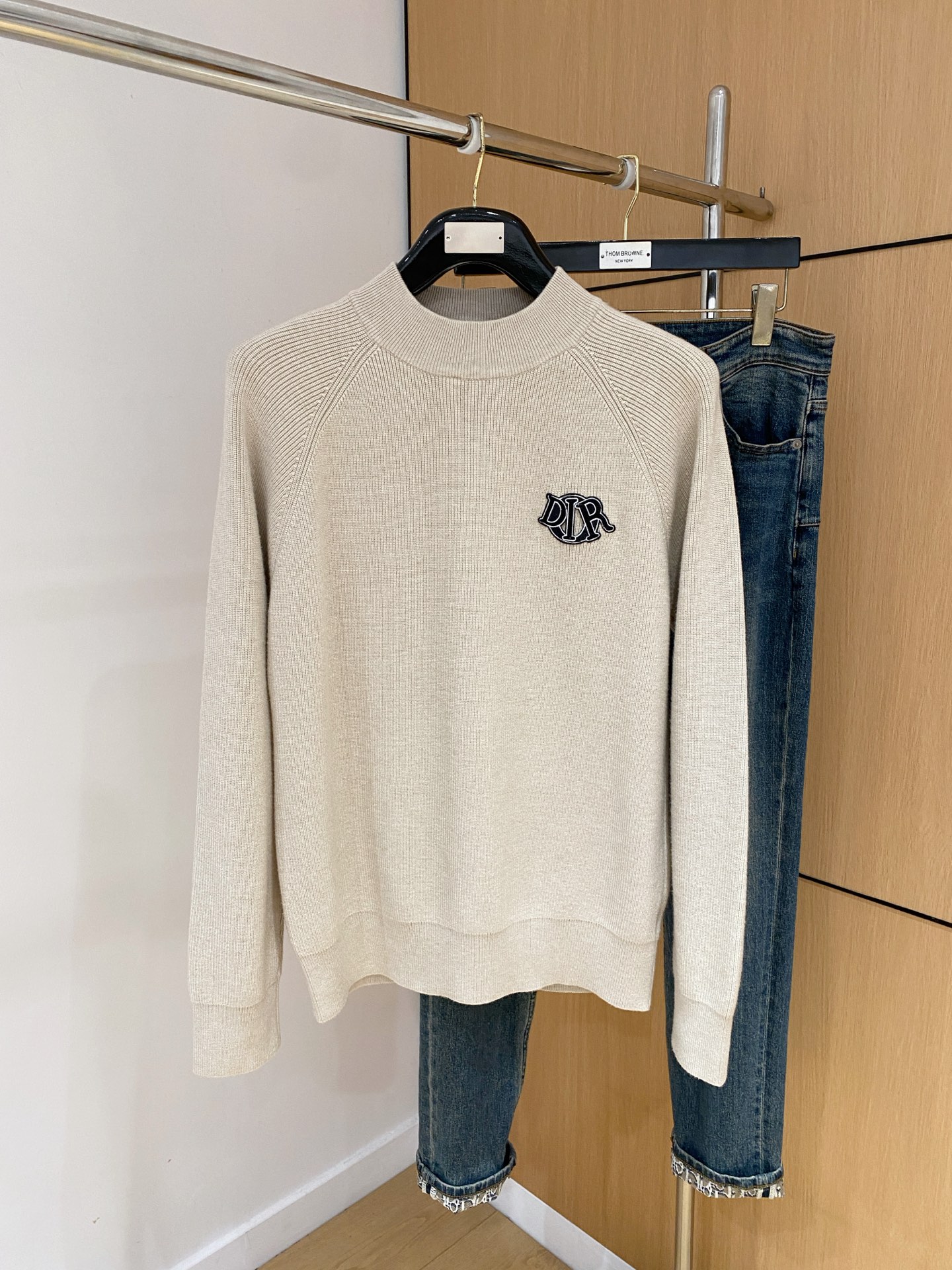 p315💰迪奥2025【新品】秋冬新款针织羊毛衫 高品质意大利进口羊毛混纺面料，高密度针织，时尚百搭毛衣，帅气十足。经典Logo提花款。耐穿不易变形，版型，各种风格都能轻松Hold住，年年被追捧的经典时尚款 三标齐全 高品质大货 码数：M-3XL