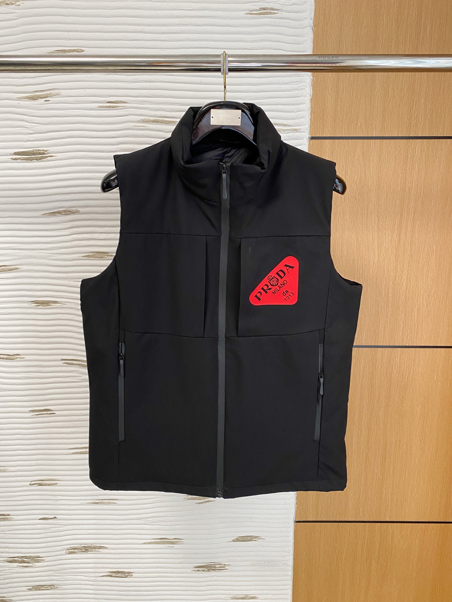 NO:607739,Prada outdoor sports stand-up collar loose sleeveless cotton vest. This vest is made of comfortable fabrics and is very suitable for outdoor, sports, leisure and home. This stand-up collar outdoor leisure waterproof and windproof vest is a rare and good clothing for outdoor travel, leisure fishing, and daily commuting. It can be worn outside or inside. The version is simple and versatile and does not pick anyone or your figure. Don't miss it if you like it. The vest is a warm weapon for autumn. It is made of outdoor assault-grade soft-shell fabric, which is cold-proof and windproof. The surface is very delicate, smooth, and full of class. The upper body is super handsome. I must keep two pieces for myself...the touch is soft and smooth, the texture is light and stress-free, and the workmanship is neat and neat. The craftsmanship and workmanship of luxury products have never been better. Disappointing, not picky about your figure, but more comfortable and stylish to wear. The main function is comfortable fabric with good breathability, which can wick away sweat in seconds. The comfortable three-dimensional tailoring gives greater range of movement. Rich detailed design, unique shape. It can be worn inside or outside, and it is the first choice for high-frequency wear in the cabinet. Size M-3Xl,,prada,alexander wang19860909普拉达 户外运动立领宽松无袖棉马甲背心.这款马甲背心,采用舒适面料,户外、运动、休闲、居家都非常適合. 这款立领户外休闲防水防风马甲背心,户外出行休闲钓鱼,日常通勤穿搭都是不可多得的好衣物,外穿内搭都可以,版型简约百搭不挑人不挑身材,喜欢的不要错过 马甲秋季保暖神器,户外冲锋级软壳面料,防寒防风,表面十分的细腻、平滑、档次感十足,上身超级帅气,必须自留两件…触感柔软顺滑,质地轻盈无压力,做工走线整整齐齐,奢品的工艺和做工从来不会让人失望,不挑身材,穿着也更自在更有型主要功能舒适面料,具有良好的透氣功能,秒速抽离汗湿,舒适的立体裁剪赋予运动更大幅度.丰富细节设计,造型特别.内穿外搭都可以,是橱柜中高频穿搭首选. 码数 M-3Xl,,prada,alexander wang,Men's clothing