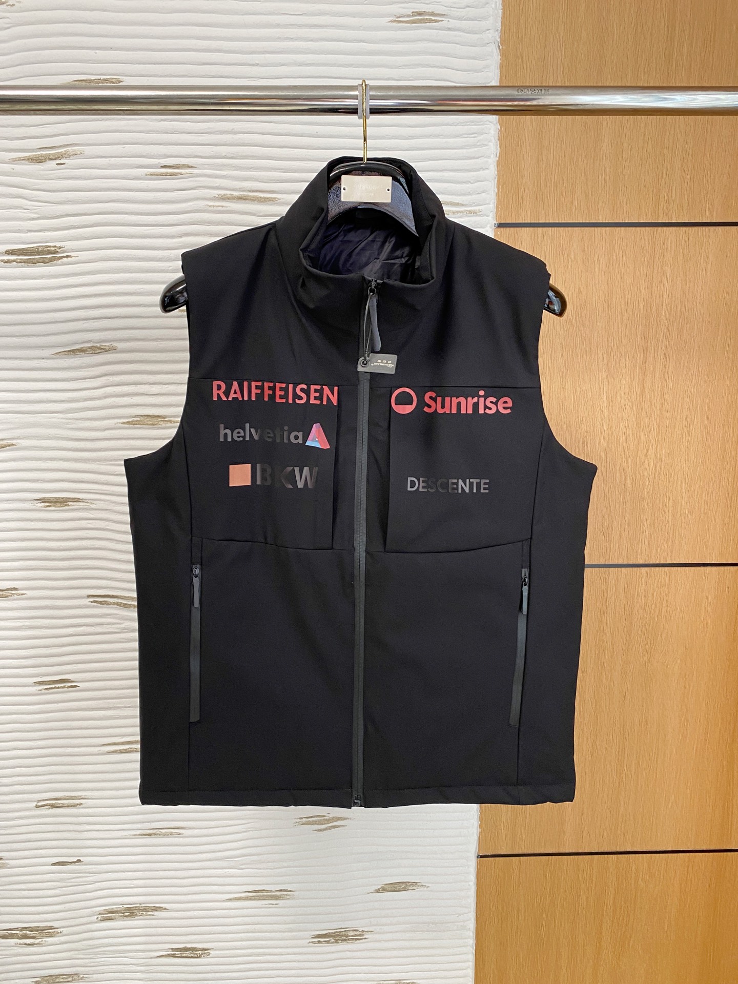 NO:607721,Descente outdoor sports stand-up collar loose sleeveless cotton vest. This vest is made of comfortable fabrics and is very suitable for outdoor, sports, leisure and home. This stand-up collar outdoor leisure waterproof and windproof vest is a rare and good clothing for outdoor travel, leisure fishing, and daily commuting. It can be worn outside or inside. The style is simple and versatile and does not pick anyone or your figure. Don't miss it if you like it. The vest is a warm weapon for autumn. It is made of outdoor assault-grade soft-shell fabric, which is cold-proof and windproof. The surface is very delicate, smooth, and full of class. The upper body is super handsome. I must keep two pieces for myself...the touch is soft and smooth, the texture is light and stress-free, and the workmanship is neat and neat. The craftsmanship and workmanship of luxury products have never been better. Disappointing, not picky about your figure, but more comfortable and stylish to wear. The main function is comfortable fabric with good breathability, which can wick away sweat in seconds. The comfortable three-dimensional tailoring gives greater range of movement. Rich detailed design, unique shape. It can be worn inside or outside, and it is the first choice for high-frequency wear in the cabinet. Code number M-3Xl,,alexander wang19860909迪桑特 户外运动立领宽松无袖棉马甲背心.这款马甲背心,采用舒适面料,户外、运动、休闲、居家都非常適合. 这款立领户外休闲防水防风马甲背心,户外出行休闲钓鱼,日常通勤穿搭都是不可多得的好衣物,外穿内搭都可以,版型简约百搭不挑人不挑身材,喜欢的不要错过 马甲秋季保暖神器,户外冲锋级软壳面料,防寒防风,表面十分的细腻、平滑、档次感十足,上身超级帅气,必须自留两件…触感柔软顺滑,质地轻盈无压力,做工走线整整齐齐,奢品的工艺和做工从来不会让人失望,不挑身材,穿着也更自在更有型主要功能舒适面料,具有良好的透氣功能,秒速抽离汗湿,舒适的立体裁剪赋予运动更大幅度.丰富细节设计,造型特别.内穿外搭都可以,是橱柜中高频穿搭首选. 码数 M-3Xl,,alexander wang,Men's clothing