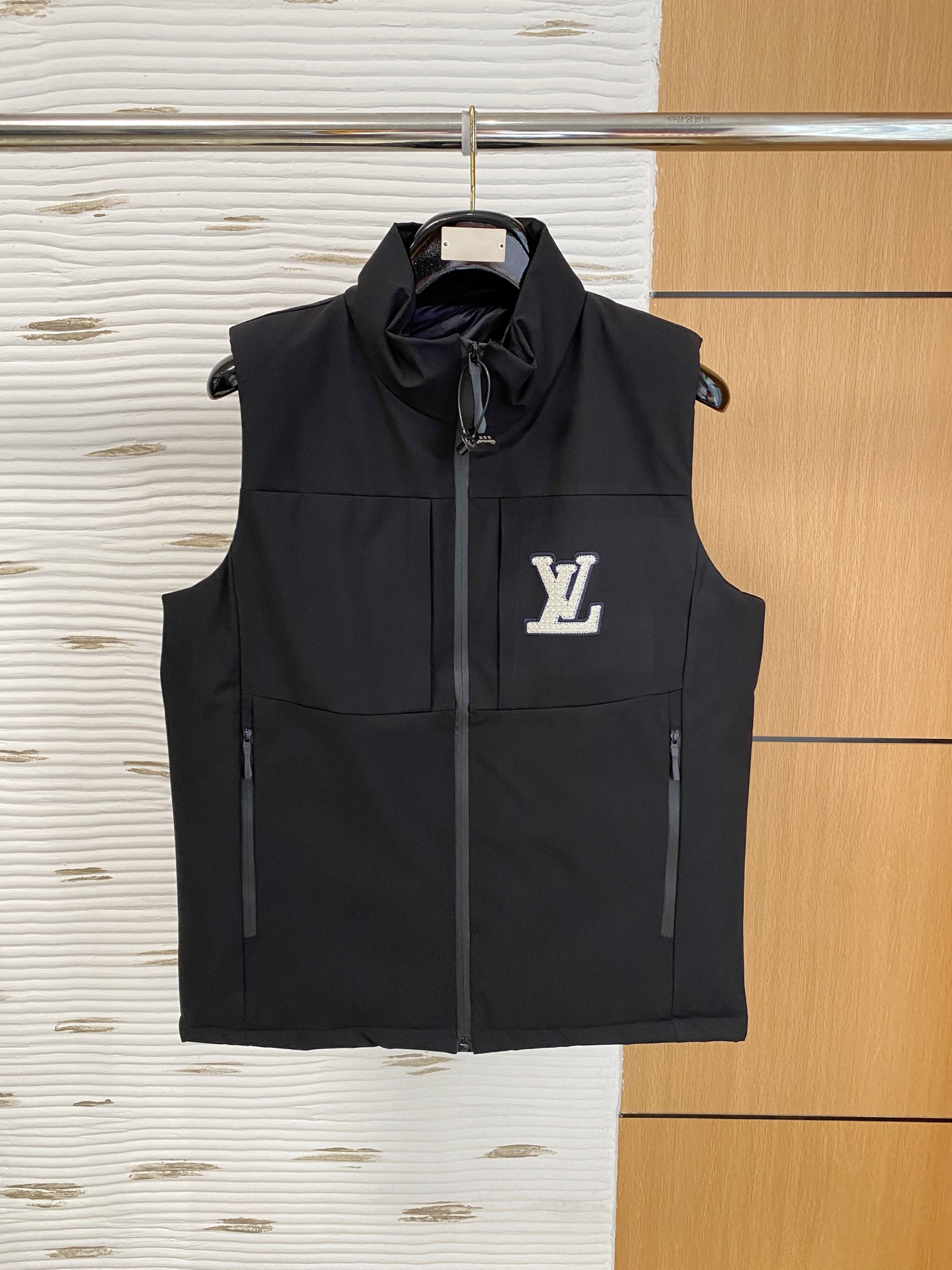 NO:607798,LV outdoor sports stand-up collar loose sleeveless cotton vest. This vest is made of comfortable fabrics and is very suitable for outdoor, sports, leisure and home. This stand-up collar outdoor leisure waterproof and windproof vest is a rare and good clothing for outdoor travel, leisure fishing, and daily commuting. It can be worn outside or inside. The version is simple and versatile and does not pick anyone or your figure. Don’t miss it if you like it. The vest is a warm weapon for autumn. It is made of outdoor assault-grade soft-shell fabric, which is cold-proof and windproof. The surface is very delicate, smooth, and full of class. The upper body is super handsome. I must keep two pieces for myself...the touch is soft and smooth, the texture is light and stress-free, and the workmanship is neat and neat. The craftsmanship and workmanship of luxury products have never been better. Disappointing, not picky about your figure, but more comfortable and stylish to wear. The main function is comfortable fabric with good breathability, which can wick away sweat in seconds. The comfortable three-dimensional tailoring gives greater range of movement. Rich detailed design, unique shape. It can be worn inside or outside, and it is the first choice for high-frequency wear in the cabinet. Size M-3Xl,,louis vuitton,alexander wang19860909LV 户外运动立领宽松无袖棉马甲背心.这款马甲背心,采用舒适面料,户外、运动、休闲、居家都非常適合. 这款立领户外休闲防水防风马甲背心,户外出行休闲钓鱼,日常通勤穿搭都是不可多得的好衣物,外穿内搭都可以,版型简约百搭不挑人不挑身材,喜欢的不要错过 马甲秋季保暖神器,户外冲锋级软壳面料,防寒防风,表面十分的细腻、平滑、档次感十足,上身超级帅气,必须自留两件…触感柔软顺滑,质地轻盈无压力,做工走线整整齐齐,奢品的工艺和做工从来不会让人失望,不挑身材,穿着也更自在更有型主要功能舒适面料,具有良好的透氣功能,秒速抽离汗湿,舒适的立体裁剪赋予运动更大幅度.丰富细节设计,造型特别.内穿外搭都可以,是橱柜中高频穿搭首选. 码数 M-3Xl,,louis vuitton,alexander wang,Men's clothing