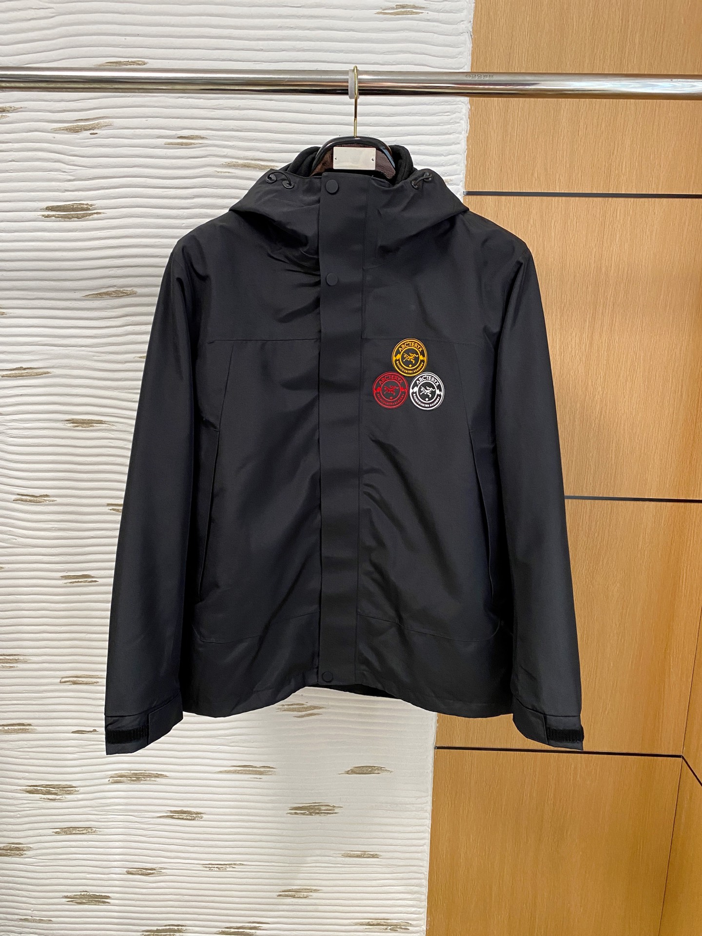 NO:607747,(Three-in-one lamb wool) Arc'teryx The highest version of the top fully taped version of the jacket. Self-purchased ZP printing. All data. Accessories. Full set of accessories. Customization. Complete clothing. This BetaLT jacket has a simple and versatile design that can provide the performance required in the alpine environment. It is made of bluesign@ certified N40LGORE-TEX fabric with tricot backing. It is light and wear-resistant, windproof, waterproof and breathable, suitable for a variety of activities.  The helmet-compatible StormHood hood provides good protection without affecting vision. The hand pockets are equipped with WaterTight zippers for easy access to items, and the spliced design allows for free movement. BETA multi-purpose clothing is suitable for a variety of activities and environments. Lightweight High-performance simple design, lightweight and wear-resistant. GORE-TEX waterproof, windproof, breathable fabric can provide multi-faceted protection. Size M-3XL, arc'teryx, jackets & coats, hats, alexander wang19860909（三合一羊羔毛）始祖鸟 最高版本顶级全压胶版本冲锋衣 自购ZP打版 所有数据 辅料 全套辅料定制 整衣 这款BetaLT夹克设计简洁而通用,可提供高山环境所需的性能.采用bluesign@认证的采用带经编背衬N40LGORE-TEX面料,轻薄而耐磨,防风、防水且透气,适合多种活动穿着. 头盔兼容StormHood兜帽防护良好且不影响视线,插手口袋设有WaterTight拉链,便于取放物品,拼接设计使活动自如. BETA多用途服装适用于多种活动和环境. 轻量 高性能的简约设计,轻量而耐磨. GORE-TEX防水、防风、透气面料可提供多面防护.码数 M-3XL,arc'teryx,jackets & coats,hats,alexander wang,Men's clothing