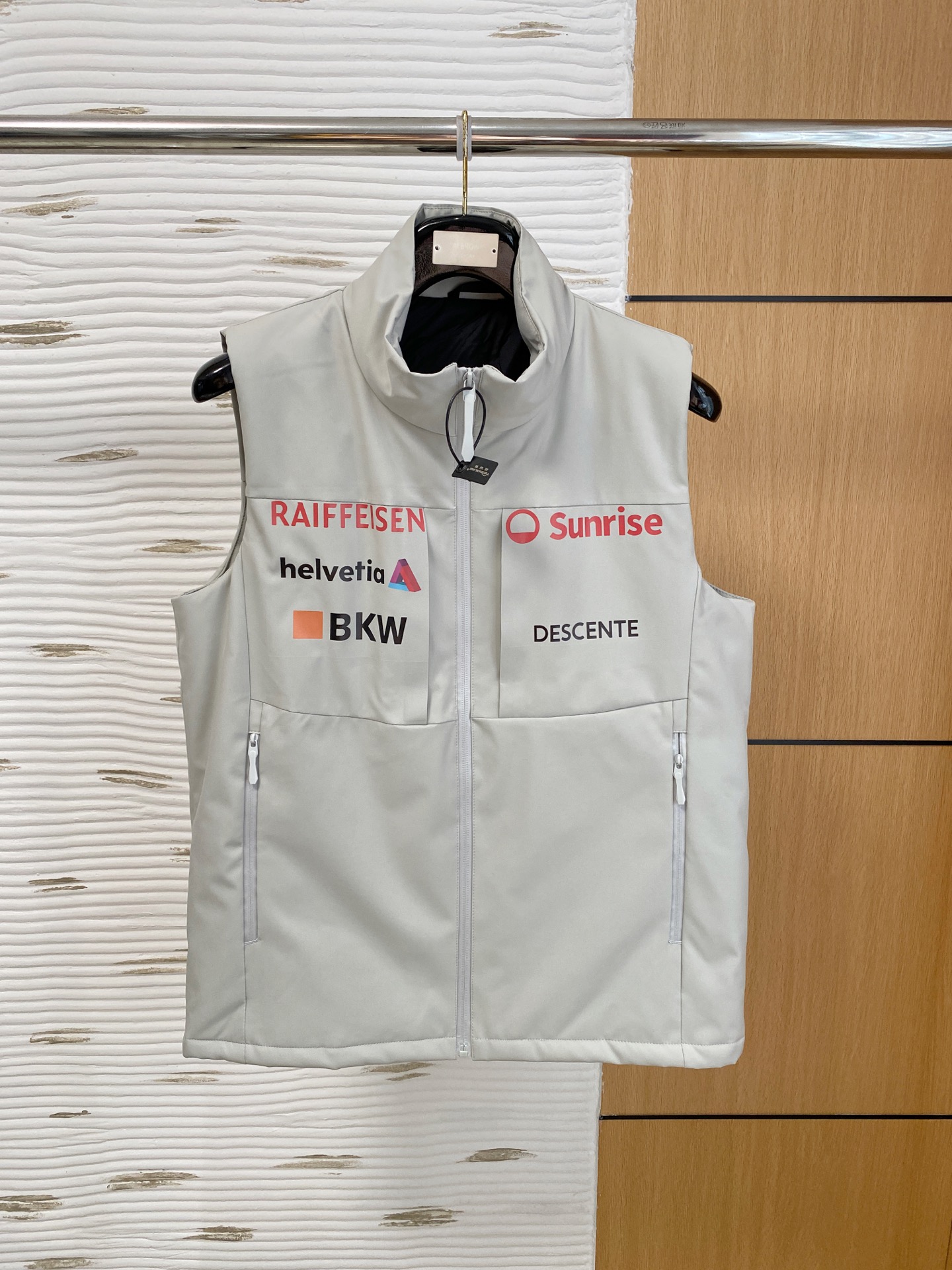 NO:607731,Descente outdoor sports stand-up collar loose sleeveless cotton vest. This vest is made of comfortable fabrics and is very suitable for outdoor, sports, leisure and home. This stand-up collar outdoor leisure waterproof and windproof vest is a rare and good clothing for outdoor travel, leisure fishing, and daily commuting. It can be worn outside or inside. The style is simple and versatile and does not pick anyone or your figure. Don't miss it if you like it. The vest is a warm weapon for autumn. It is made of outdoor assault-grade soft-shell fabric, which is cold-proof and windproof. The surface is very delicate, smooth, and full of class. The upper body is super handsome. I must keep two pieces for myself...the touch is soft and smooth, the texture is light and stress-free, and the workmanship is neat and neat. The craftsmanship and workmanship of luxury products have never been better. Disappointing, not picky about your figure, but more comfortable and stylish to wear. The main function is comfortable fabric with good breathability, which can wick away sweat in seconds. The comfortable three-dimensional tailoring gives greater range of movement. Rich detailed design, unique shape. It can be worn inside or outside, and it is the first choice for high-frequency wear in the cabinet. Code number M-3Xl,,alexander wang19860909迪桑特 户外运动立领宽松无袖棉马甲背心.这款马甲背心,采用舒适面料,户外、运动、休闲、居家都非常適合. 这款立领户外休闲防水防风马甲背心,户外出行休闲钓鱼,日常通勤穿搭都是不可多得的好衣物,外穿内搭都可以,版型简约百搭不挑人不挑身材,喜欢的不要错过 马甲秋季保暖神器,户外冲锋级软壳面料,防寒防风,表面十分的细腻、平滑、档次感十足,上身超级帅气,必须自留两件…触感柔软顺滑,质地轻盈无压力,做工走线整整齐齐,奢品的工艺和做工从来不会让人失望,不挑身材,穿着也更自在更有型主要功能舒适面料,具有良好的透氣功能,秒速抽离汗湿,舒适的立体裁剪赋予运动更大幅度.丰富细节设计,造型特别.内穿外搭都可以,是橱柜中高频穿搭首选. 码数 M-3Xl,,alexander wang,Men's clothing