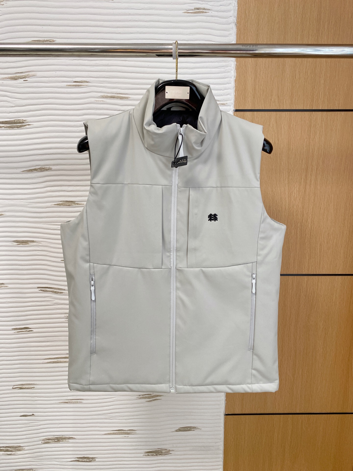 NO:607726,Cologne outdoor sports stand-up collar loose sleeveless cotton vest. This vest is made of comfortable fabrics and is very suitable for outdoor, sports, leisure and home. This stand-up collar outdoor leisure waterproof and windproof vest is a rare and good clothing for outdoor travel, leisure fishing, and daily commuting. It can be worn outside or inside. The style is simple and versatile and does not pick anyone or your figure. Don’t miss it if you like it The vest is a warm weapon for autumn. It is made of outdoor assault-grade soft-shell fabric, which is cold-proof and windproof. The surface is very delicate, smooth, and full of class. The upper body is super handsome. I must keep two pieces for myself...the touch is soft and smooth, the texture is light and stress-free, and the workmanship is neat and neat. The craftsmanship and workmanship of luxury products have never been better. Disappointing, not picky about your figure, but more comfortable and stylish to wear. The main function is comfortable fabric with good breathability, which can wick away sweat in seconds. The comfortable three-dimensional tailoring gives greater range of movement. Rich detailed design, unique shape. It can be worn inside or outside, and it is the first choice for high-frequency wear in the cabinet. Code number M-3Xl,,alexander wang19860909科隆 户外运动立领宽松无袖棉马甲背心.这款马甲背心,采用舒适面料,户外、运动、休闲、居家都非常適合. 这款立领户外休闲防水防风马甲背心,户外出行休闲钓鱼,日常通勤穿搭都是不可多得的好衣物,外穿内搭都可以,版型简约百搭不挑人不挑身材,喜欢的不要错过 马甲秋季保暖神器,户外冲锋级软壳面料,防寒防风,表面十分的细腻、平滑、档次感十足,上身超级帅气,必须自留两件…触感柔软顺滑,质地轻盈无压力,做工走线整整齐齐,奢品的工艺和做工从来不会让人失望,不挑身材,穿着也更自在更有型主要功能舒适面料,具有良好的透氣功能,秒速抽离汗湿,舒适的立体裁剪赋予运动更大幅度.丰富细节设计,造型特别.内穿外搭都可以,是橱柜中高频穿搭首选. 码数 M-3Xl,,alexander wang,Men's clothing