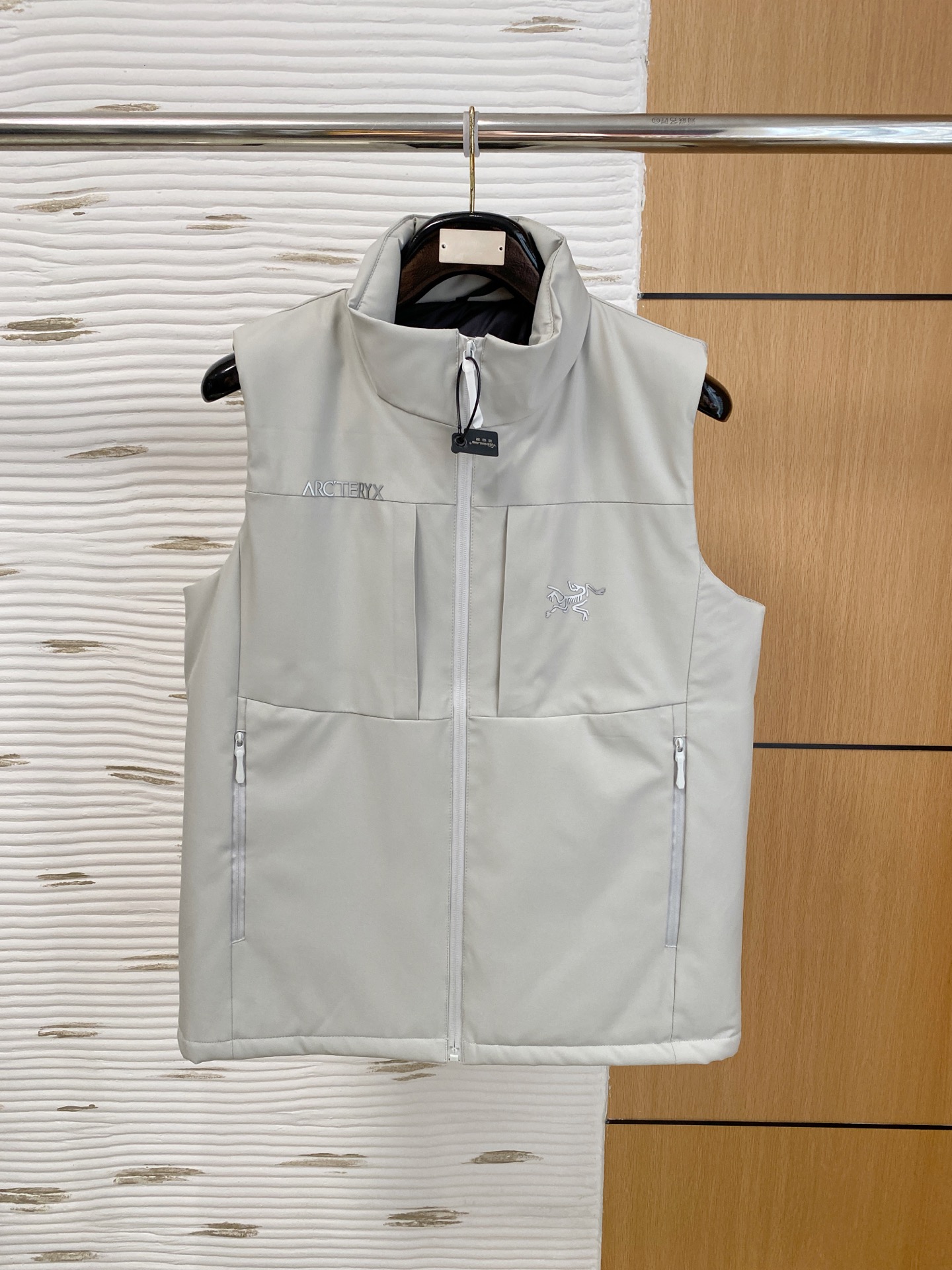 NO:607759,Arc'teryx outdoor sports stand-up collar loose sleeveless cotton vest. This vest is made of comfortable fabrics and is very suitable for outdoor, sports, leisure and home. This stand-up collar outdoor leisure waterproof and windproof vest is a rare and good clothing for outdoor travel, leisure fishing, and daily commuting. It can be worn outside or inside. The style is simple and versatile and does not pick anyone or your figure. Don't miss it if you like it. The vest is a warm weapon for autumn. It is made of outdoor assault-grade soft-shell fabric, which is cold-proof and windproof. The surface is very delicate, smooth, and full of class. The upper body is super handsome. I must keep two pieces for myself...the touch is soft and smooth, the texture is light and stress-free, and the workmanship is neat and neat. The craftsmanship and workmanship of luxury products have never been better. Disappointing, not picky about your figure, but more comfortable and stylish to wear. The main function is comfortable fabric with good breathability, which can wick away sweat in seconds. The comfortable three-dimensional tailoring gives greater range of movement. Rich detailed design, unique shape. It can be worn inside or outside, and it is the first choice for high-frequency wear in the cabinet. Code number M-3Xl,arc'teryx,alexander wang19860909始祖鸟 户外运动立领宽松无袖棉马甲背心.这款马甲背心,采用舒适面料,户外、运动、休闲、居家都非常適合. 这款立领户外休闲防水防风马甲背心,户外出行休闲钓鱼,日常通勤穿搭都是不可多得的好衣物,外穿内搭都可以,版型简约百搭不挑人不挑身材,喜欢的不要错过 马甲秋季保暖神器,户外冲锋级软壳面料,防寒防风,表面十分的细腻、平滑、档次感十足,上身超级帅气,必须自留两件…触感柔软顺滑,质地轻盈无压力,做工走线整整齐齐,奢品的工艺和做工从来不会让人失望,不挑身材,穿着也更自在更有型主要功能舒适面料,具有良好的透氣功能,秒速抽离汗湿,舒适的立体裁剪赋予运动更大幅度.丰富细节设计,造型特别.内穿外搭都可以,是橱柜中高频穿搭首选. 码数 M-3Xl,arc'teryx,alexander wang,Men's clothing