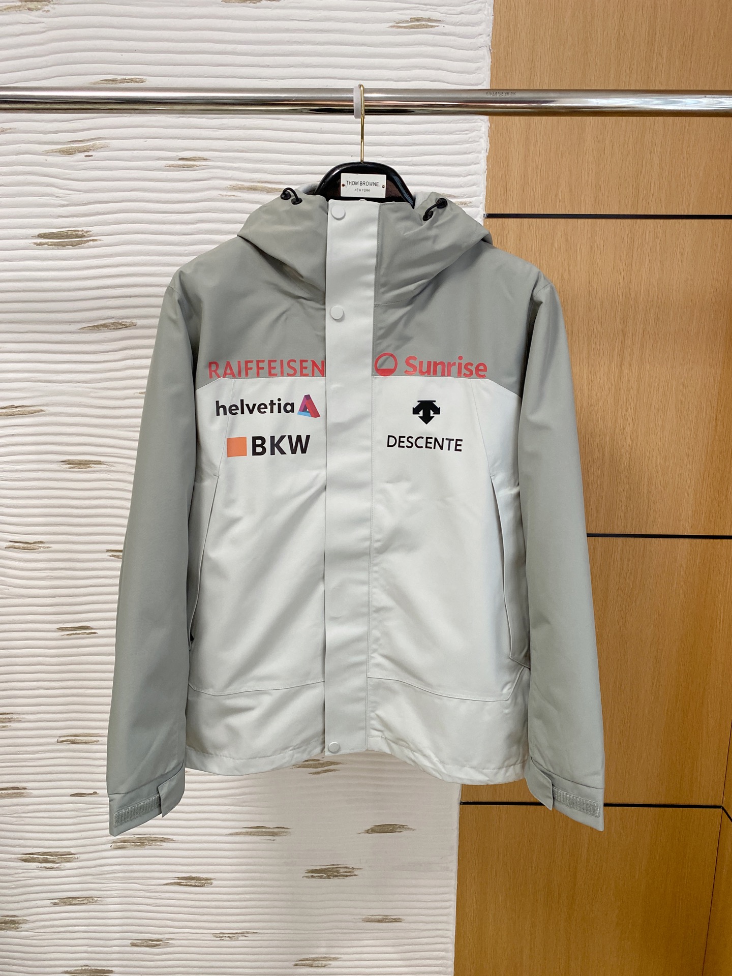 NO:607751,(Three-in-one lamb wool) Descente The highest version of the top fully taped version of the jacket. Self-purchased ZP printing. All data. Accessories. Full set of accessories. Customization. Complete garment. This BetaLT jacket has a simple and versatile design, which can provide the performance required in the alpine environment. It is made of bluesign@ certified N40LGORE-TEX fabric with tricot backing. It is light and wear-resistant, windproof, waterproof and breathable, suitable for a variety of activities.  Helmet-compatible StormHood hood provides good protection without affecting vision. The hand pockets are equipped with WaterTight zippers for easy access to items, and the spliced design allows for free movement. BETA multi-purpose clothing is suitable for a variety of activities and environments. Lightweight, high-performance simple design, lightweight and wear-resistant. GORE-TEX waterproof, windproof, breathable fabric can provide multi-faceted protection. Size M-3XL,,jackets & coats,hats,alexander wang19860909（三合一羊羔毛）迪桑特 最高版本顶级全压胶版本冲锋衣 自购ZP打版 所有数据 辅料 全套辅料定制 整衣 这款BetaLT夹克设计简洁而通用,可提供高山环境所需的性能.采用bluesign@认证的采用带经编背衬N40LGORE-TEX面料,轻薄而耐磨,防风、防水且透气,适合多种活动穿着. 头盔兼容StormHood兜帽防护良好且不影响视线,插手口袋设有WaterTight拉链,便于取放物品,拼接设计使活动自如. BETA多用途服装适用于多种活动和环境. 轻量 高性能的简约设计,轻量而耐磨. GORE-TEX防水、防风、透气面料可提供多面防护.码数 M-3XL,,jackets & coats,hats,alexander wang,Men's clothing