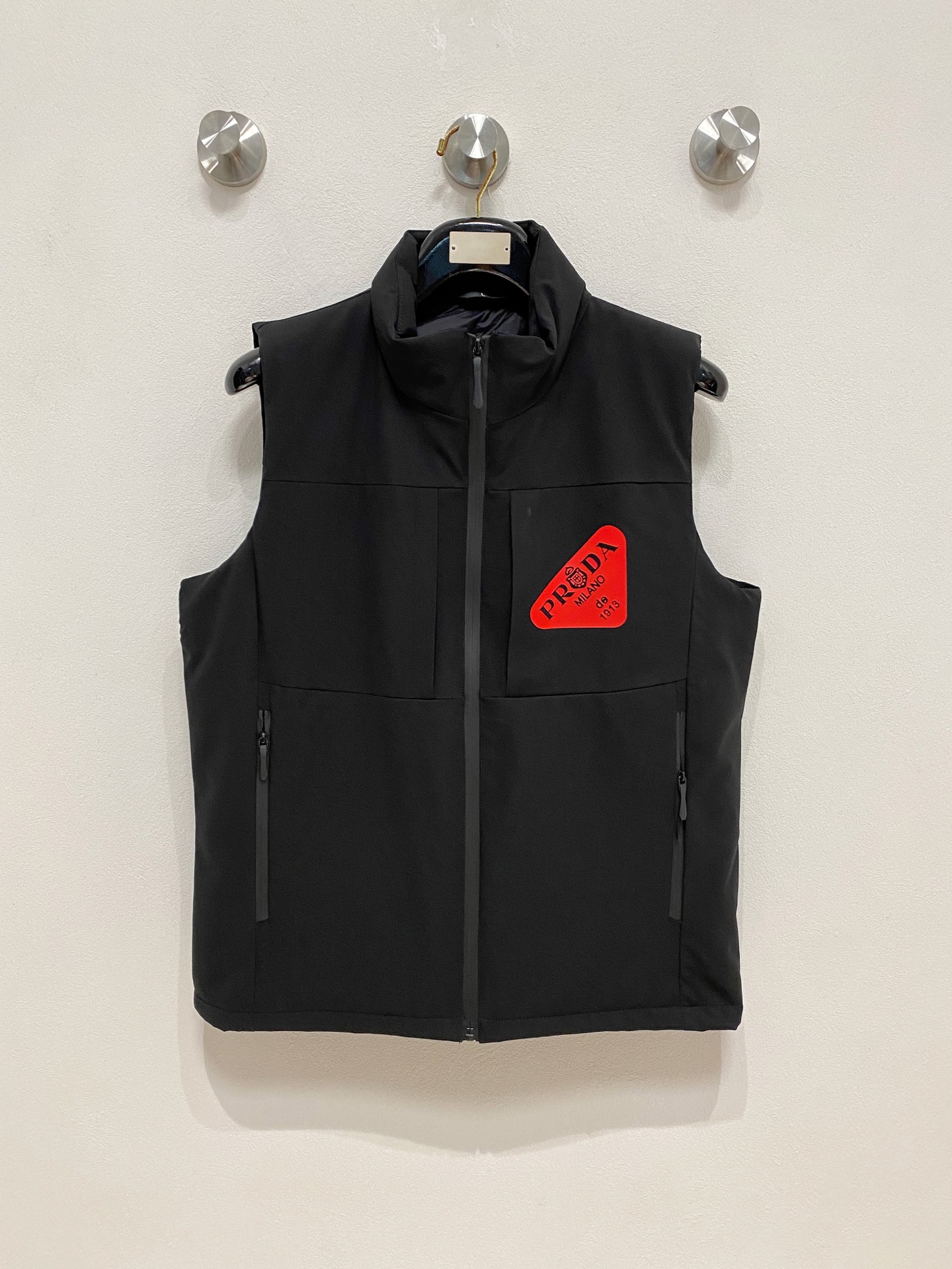 NO:614393,Prada outdoor sports stand-up collar loose sleeveless cotton vest. This vest is made of comfortable fabrics and is very suitable for outdoor, sports, leisure and home. This stand-up collar outdoor leisure waterproof and windproof vest is a rare and good clothing for outdoor travel, leisure fishing, and daily commuting. It can be worn outside or inside. The version is simple and versatile and does not pick anyone or your figure. Don't miss it if you like it. The vest is a warm weapon for autumn. It is made of outdoor assault-grade soft-shell fabric, which is cold-proof and windproof. The surface is very delicate, smooth, and full of class. The upper body is super handsome. I must keep two pieces for myself...the touch is soft and smooth, the texture is light and stress-free, and the workmanship is neat and neat. The craftsmanship and workmanship of luxury products have never been better. Disappointing, not picky about your figure, but more comfortable and stylish to wear. The main function is comfortable fabric with good breathability, which can wick away sweat in seconds. The comfortable three-dimensional tailoring gives greater range of movement. Rich detailed design, unique shape. It can be worn inside or outside, and it is the first choice for high-frequency wear in the cabinet. Size M-3Xl,,prada,alexander wang19860909普拉达 户外运动立领宽松无袖棉马甲背心.这款马甲背心,采用舒适面料,户外、运动、休闲、居家都非常適合. 这款立领户外休闲防水防风马甲背心,户外出行休闲钓鱼,日常通勤穿搭都是不可多得的好衣物,外穿内搭都可以,版型简约百搭不挑人不挑身材,喜欢的不要错过 马甲秋季保暖神器,户外冲锋级软壳面料,防寒防风,表面十分的细腻、平滑、档次感十足,上身超级帅气,必须自留两件…触感柔软顺滑,质地轻盈无压力,做工走线整整齐齐,奢品的工艺和做工从来不会让人失望,不挑身材,穿着也更自在更有型主要功能舒适面料,具有良好的透氣功能,秒速抽离汗湿,舒适的立体裁剪赋予运动更大幅度.丰富细节设计,造型特别.内穿外搭都可以,是橱柜中高频穿搭首选. 码数 M-3Xl,,prada,alexander wang,Men's clothing