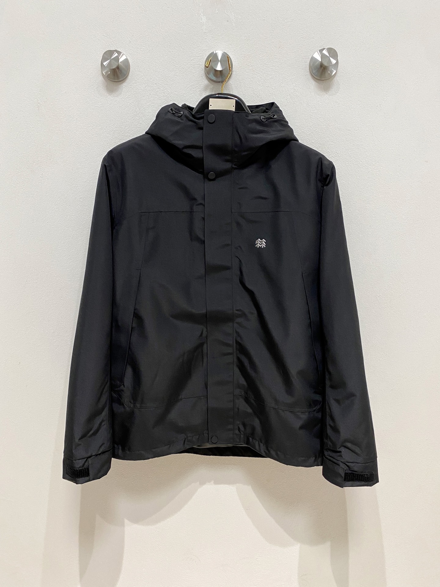 NO:613051,(Three-in-one lamb wool) Cologne The highest version of the top fully taped version of the jacket. Self-purchase ZP printing. All data. Accessories. Full set of accessories. Customization. Complete garment. This BetaLT jacket has a simple and versatile design, which can provide the performance required in the alpine environment. It is made of bluesign@ certified N40LGORE-TEX fabric with tricot backing. It is light and wear-resistant, windproof, waterproof and breathable, suitable for a variety of activities.  Helmet-compatible StormHood hood provides good protection without affecting vision. The hand pockets are equipped with WaterTight zippers for easy access to items, and the spliced design allows for free movement. BETA multi-purpose clothing is suitable for a variety of activities and environments. Lightweight, high-performance simple design, lightweight and wear-resistant. GORE-TEX waterproof, windproof, breathable fabric can provide multi-faceted protection. Size M-3XL,,jackets & coats,hats,alexander wang19860909（三合一羊羔毛）科隆 最高版本顶级全压胶版本冲锋衣 自购ZP打版 所有数据 辅料 全套辅料定制 整衣 这款BetaLT夹克设计简洁而通用,可提供高山环境所需的性能.采用bluesign@认证的采用带经编背衬N40LGORE-TEX面料,轻薄而耐磨,防风、防水且透气,适合多种活动穿着. 头盔兼容StormHood兜帽防护良好且不影响视线,插手口袋设有WaterTight拉链,便于取放物品,拼接设计使活动自如. BETA多用途服装适用于多种活动和环境. 轻量 高性能的简约设计,轻量而耐磨. GORE-TEX防水、防风、透气面料可提供多面防护.码数 M-3XL,,jackets & coats,hats,alexander wang,Men's clothing