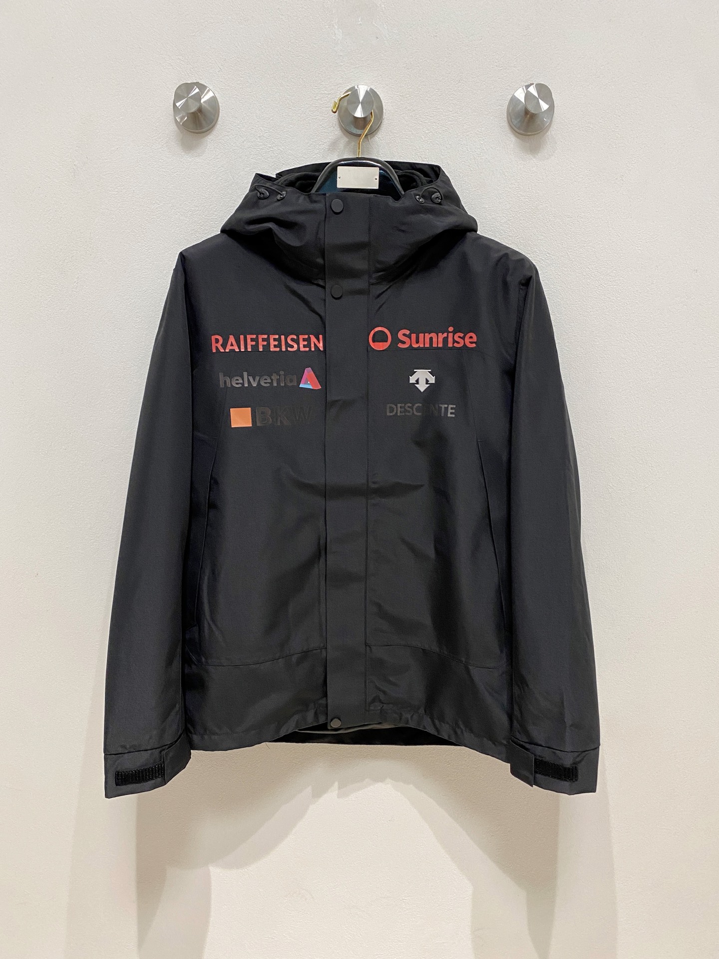 NO:613054,(Three-in-one lamb wool) Descente The highest version of the top fully taped version of the jacket. Self-purchased ZP printing. All data. Accessories. Full set of accessories. Customization. Complete garment. This BetaLT jacket has a simple and versatile design, which can provide the performance required in the alpine environment. It is made of bluesign@ certified N40LGORE-TEX fabric with tricot backing. It is light and wear-resistant, windproof, waterproof and breathable, suitable for a variety of activities.  Helmet-compatible StormHood hood provides good protection without affecting vision. The hand pockets are equipped with WaterTight zippers for easy access to items, and the spliced design allows for free movement. BETA multi-purpose clothing is suitable for a variety of activities and environments. Lightweight, high-performance simple design, lightweight and wear-resistant. GORE-TEX waterproof, windproof, breathable fabric can provide multi-faceted protection. Size M-3XL,,jackets & coats,hats,alexander wang19860909（三合一羊羔毛）迪桑特 最高版本顶级全压胶版本冲锋衣 自购ZP打版 所有数据 辅料 全套辅料定制 整衣 这款BetaLT夹克设计简洁而通用,可提供高山环境所需的性能.采用bluesign@认证的采用带经编背衬N40LGORE-TEX面料,轻薄而耐磨,防风、防水且透气,适合多种活动穿着. 头盔兼容StormHood兜帽防护良好且不影响视线,插手口袋设有WaterTight拉链,便于取放物品,拼接设计使活动自如. BETA多用途服装适用于多种活动和环境. 轻量 高性能的简约设计,轻量而耐磨. GORE-TEX防水、防风、透气面料可提供多面防护.码数 M-3XL,,jackets & coats,hats,alexander wang,Men's clothing