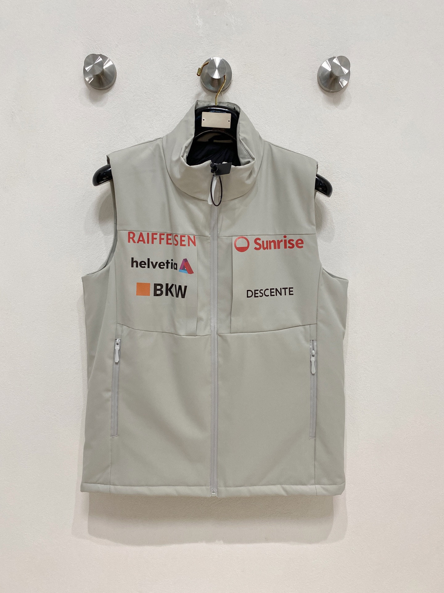 NO:613020,Descente outdoor sports stand-up collar loose sleeveless cotton vest. This vest is made of comfortable fabrics and is very suitable for outdoor, sports, leisure and home. This stand-up collar outdoor leisure waterproof and windproof vest is a rare and good clothing for outdoor travel, leisure fishing, and daily commuting. It can be worn outside or inside. The style is simple and versatile and does not pick anyone or your figure. Don't miss it if you like it. The vest is a warm weapon for autumn. It is made of outdoor assault-grade soft-shell fabric, which is cold-proof and windproof. The surface is very delicate, smooth, and full of class. The upper body is super handsome. I must keep two pieces for myself...the touch is soft and smooth, the texture is light and stress-free, and the workmanship is neat and neat. The craftsmanship and workmanship of luxury products have never been better. Disappointing, not picky about your figure, but more comfortable and stylish to wear. The main function is comfortable fabric with good breathability, which can wick away sweat in seconds. The comfortable three-dimensional tailoring gives greater range of movement. Rich detailed design, unique shape. It can be worn inside or outside, and it is the first choice for high-frequency wear in the cabinet. Code number M-3Xl,,alexander wang19860909迪桑特 户外运动立领宽松无袖棉马甲背心.这款马甲背心,采用舒适面料,户外、运动、休闲、居家都非常適合. 这款立领户外休闲防水防风马甲背心,户外出行休闲钓鱼,日常通勤穿搭都是不可多得的好衣物,外穿内搭都可以,版型简约百搭不挑人不挑身材,喜欢的不要错过 马甲秋季保暖神器,户外冲锋级软壳面料,防寒防风,表面十分的细腻、平滑、档次感十足,上身超级帅气,必须自留两件…触感柔软顺滑,质地轻盈无压力,做工走线整整齐齐,奢品的工艺和做工从来不会让人失望,不挑身材,穿着也更自在更有型主要功能舒适面料,具有良好的透氣功能,秒速抽离汗湿,舒适的立体裁剪赋予运动更大幅度.丰富细节设计,造型特别.内穿外搭都可以,是橱柜中高频穿搭首选. 码数 M-3Xl,,alexander wang,Men's clothing