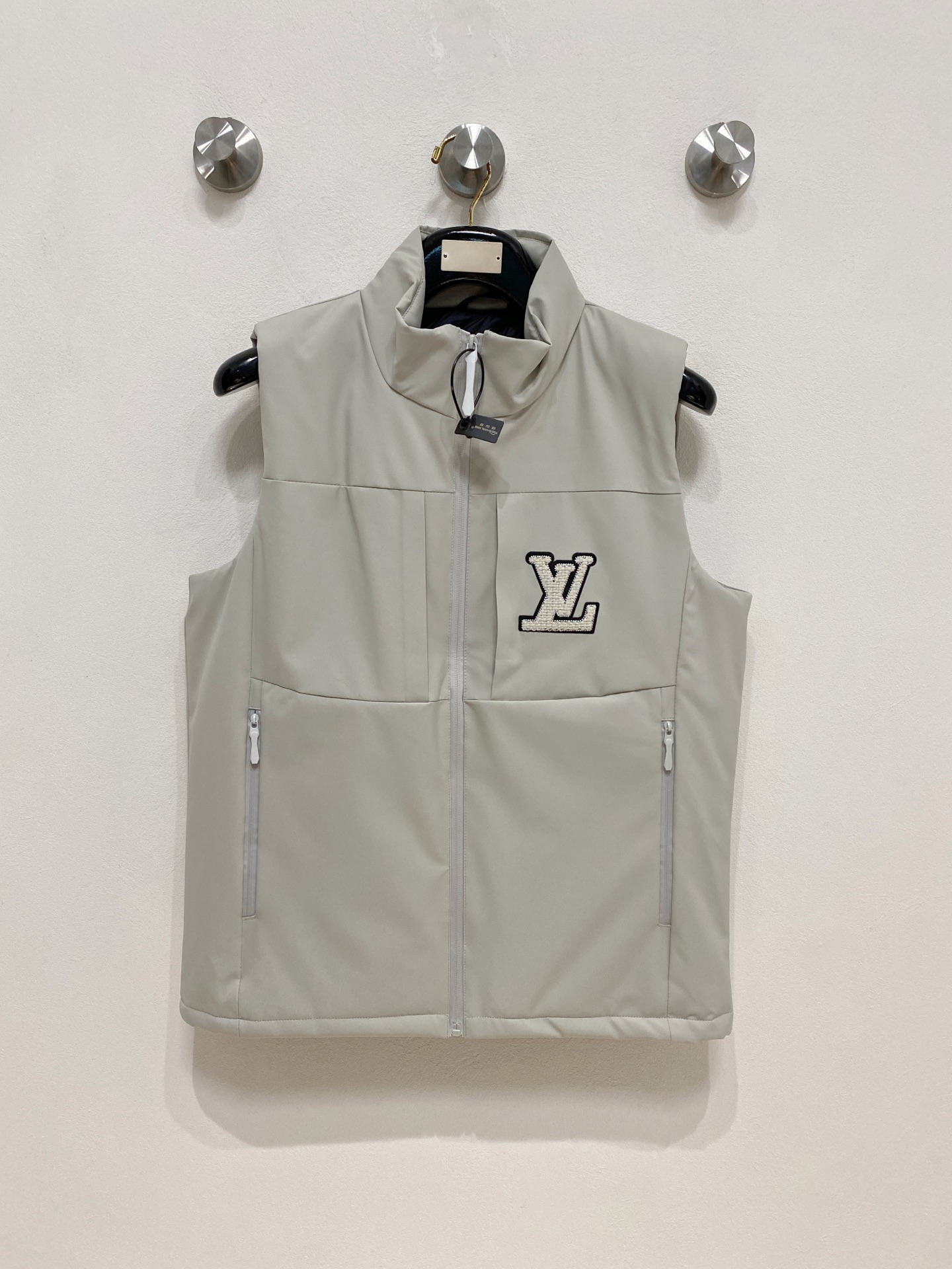 NO:613025,LV outdoor sports stand-up collar loose sleeveless cotton vest. This vest is made of comfortable fabrics and is very suitable for outdoor, sports, leisure and home. This stand-up collar outdoor leisure waterproof and windproof vest is a rare and good clothing for outdoor travel, leisure fishing, and daily commuting. It can be worn outside or inside. The version is simple and versatile and does not pick anyone or your figure. Don’t miss it if you like it. The vest is a warm weapon for autumn. It is made of outdoor assault-grade soft-shell fabric, which is cold-proof and windproof. The surface is very delicate, smooth, and full of class. The upper body is super handsome. I must keep two pieces for myself...the touch is soft and smooth, the texture is light and stress-free, and the workmanship is neat and neat. The craftsmanship and workmanship of luxury products have never been better. Disappointing, not picky about your figure, but more comfortable and stylish to wear. The main function is comfortable fabric with good breathability, which can wick away sweat in seconds. The comfortable three-dimensional tailoring gives greater range of movement. Rich detailed design, unique shape. It can be worn inside or outside, and it is the first choice for high-frequency wear in the cabinet. Size M-3Xl,,louis vuitton,alexander wang19860909LV 户外运动立领宽松无袖棉马甲背心.这款马甲背心,采用舒适面料,户外、运动、休闲、居家都非常適合. 这款立领户外休闲防水防风马甲背心,户外出行休闲钓鱼,日常通勤穿搭都是不可多得的好衣物,外穿内搭都可以,版型简约百搭不挑人不挑身材,喜欢的不要错过 马甲秋季保暖神器,户外冲锋级软壳面料,防寒防风,表面十分的细腻、平滑、档次感十足,上身超级帅气,必须自留两件…触感柔软顺滑,质地轻盈无压力,做工走线整整齐齐,奢品的工艺和做工从来不会让人失望,不挑身材,穿着也更自在更有型主要功能舒适面料,具有良好的透氣功能,秒速抽离汗湿,舒适的立体裁剪赋予运动更大幅度.丰富细节设计,造型特别.内穿外搭都可以,是橱柜中高频穿搭首选. 码数 M-3Xl,,louis vuitton,alexander wang,Men's clothing