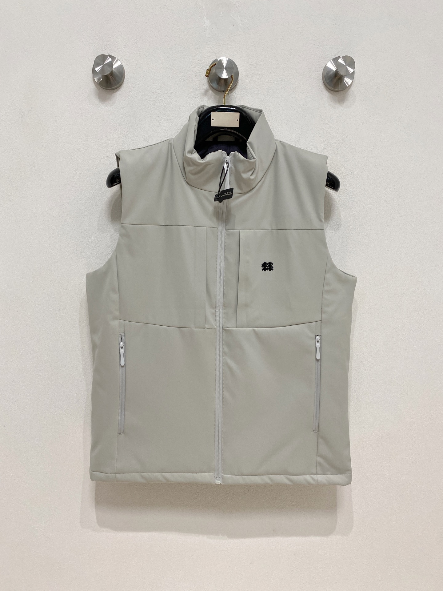 NO:613029,Cologne outdoor sports stand-up collar loose sleeveless cotton vest. This vest is made of comfortable fabrics and is very suitable for outdoor, sports, leisure and home. This stand-up collar outdoor leisure waterproof and windproof vest is a rare and good clothing for outdoor travel, leisure fishing, and daily commuting. It can be worn outside or inside. The style is simple and versatile and does not pick anyone or your figure. Don’t miss it if you like it The vest is a warm weapon for autumn. It is made of outdoor assault-grade soft-shell fabric, which is cold-proof and windproof. The surface is very delicate, smooth, and full of class. The upper body is super handsome. I must keep two pieces for myself...the touch is soft and smooth, the texture is light and stress-free, and the workmanship is neat and neat. The craftsmanship and workmanship of luxury products have never been better. Disappointing, not picky about your figure, but more comfortable and stylish to wear. The main function is comfortable fabric with good breathability, which can wick away sweat in seconds. The comfortable three-dimensional tailoring gives greater range of movement. Rich detailed design, unique shape. It can be worn inside or outside, and it is the first choice for high-frequency wear in the cabinet. Code number M-3Xl,,alexander wang19860909科隆 户外运动立领宽松无袖棉马甲背心.这款马甲背心,采用舒适面料,户外、运动、休闲、居家都非常適合. 这款立领户外休闲防水防风马甲背心,户外出行休闲钓鱼,日常通勤穿搭都是不可多得的好衣物,外穿内搭都可以,版型简约百搭不挑人不挑身材,喜欢的不要错过 马甲秋季保暖神器,户外冲锋级软壳面料,防寒防风,表面十分的细腻、平滑、档次感十足,上身超级帅气,必须自留两件…触感柔软顺滑,质地轻盈无压力,做工走线整整齐齐,奢品的工艺和做工从来不会让人失望,不挑身材,穿着也更自在更有型主要功能舒适面料,具有良好的透氣功能,秒速抽离汗湿,舒适的立体裁剪赋予运动更大幅度.丰富细节设计,造型特别.内穿外搭都可以,是橱柜中高频穿搭首选. 码数 M-3Xl,,alexander wang,Men's clothing