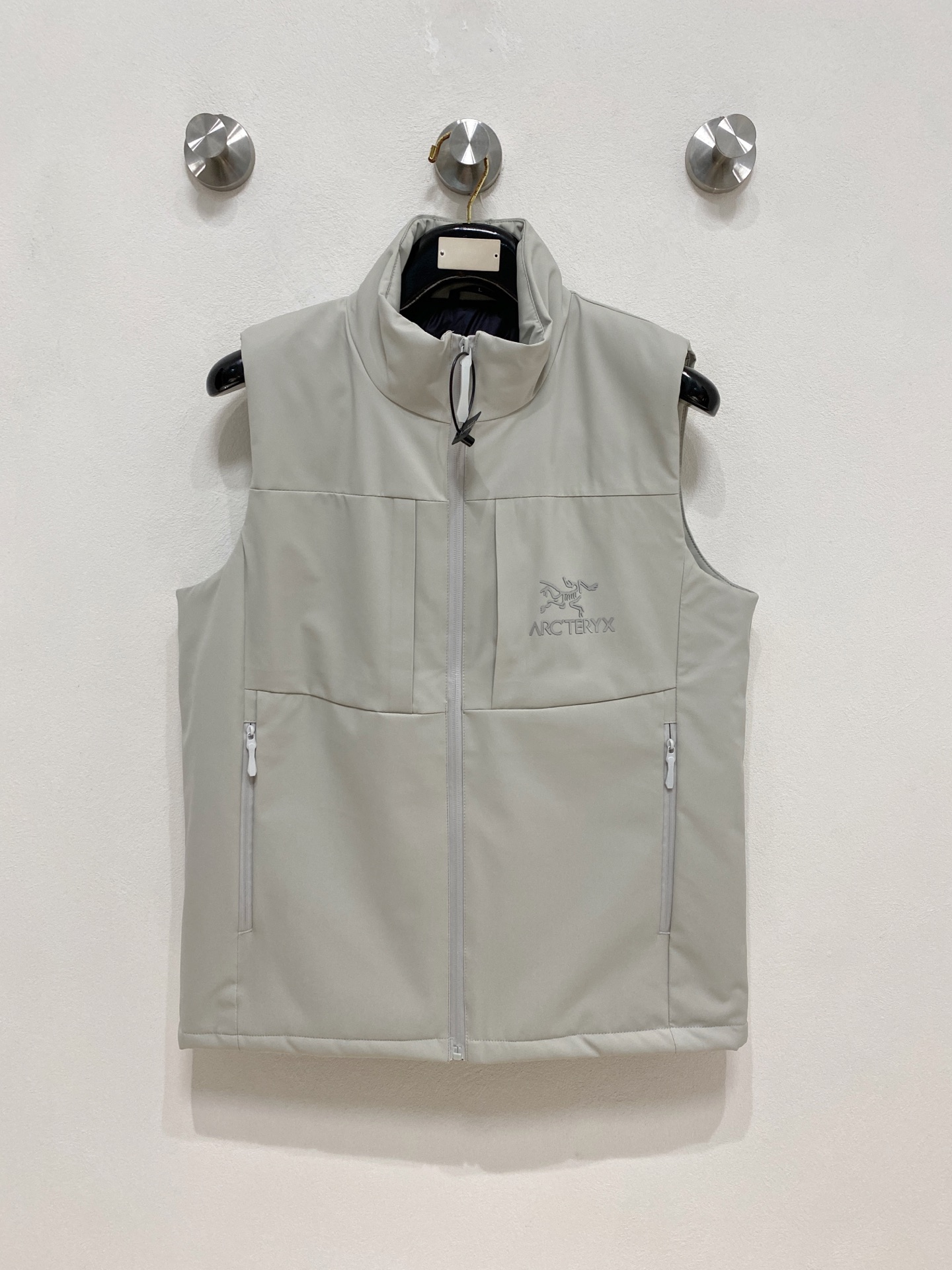 NO:614388,Arc'teryx outdoor sports stand-up collar loose sleeveless cotton vest. This vest is made of comfortable fabrics and is very suitable for outdoor, sports, leisure and home. This stand-up collar outdoor leisure waterproof and windproof vest is a rare and good clothing for outdoor travel, leisure fishing, and daily commuting. It can be worn outside or inside. The style is simple and versatile and does not pick anyone or your figure. Don't miss it if you like it. The vest is a warm weapon for autumn. It is made of outdoor assault-grade soft-shell fabric, which is cold-proof and windproof. The surface is very delicate, smooth, and full of class. The upper body is super handsome. I must keep two pieces for myself...the touch is soft and smooth, the texture is light and stress-free, and the workmanship is neat and neat. The craftsmanship and workmanship of luxury products have never been better. Disappointing, not picky about your figure, but more comfortable and stylish to wear. The main function is comfortable fabric with good breathability, which can wick away sweat in seconds. The comfortable three-dimensional tailoring gives greater range of movement. Rich detailed design, unique shape. It can be worn inside or outside, and it is the first choice for high-frequency wear in the cabinet. Code number M-3Xl,arc'teryx,alexander wang19860909始祖鸟 户外运动立领宽松无袖棉马甲背心.这款马甲背心,采用舒适面料,户外、运动、休闲、居家都非常適合. 这款立领户外休闲防水防风马甲背心,户外出行休闲钓鱼,日常通勤穿搭都是不可多得的好衣物,外穿内搭都可以,版型简约百搭不挑人不挑身材,喜欢的不要错过 马甲秋季保暖神器,户外冲锋级软壳面料,防寒防风,表面十分的细腻、平滑、档次感十足,上身超级帅气,必须自留两件…触感柔软顺滑,质地轻盈无压力,做工走线整整齐齐,奢品的工艺和做工从来不会让人失望,不挑身材,穿着也更自在更有型主要功能舒适面料,具有良好的透氣功能,秒速抽离汗湿,舒适的立体裁剪赋予运动更大幅度.丰富细节设计,造型特别.内穿外搭都可以,是橱柜中高频穿搭首选. 码数 M-3Xl,arc'teryx,alexander wang,Men's clothing