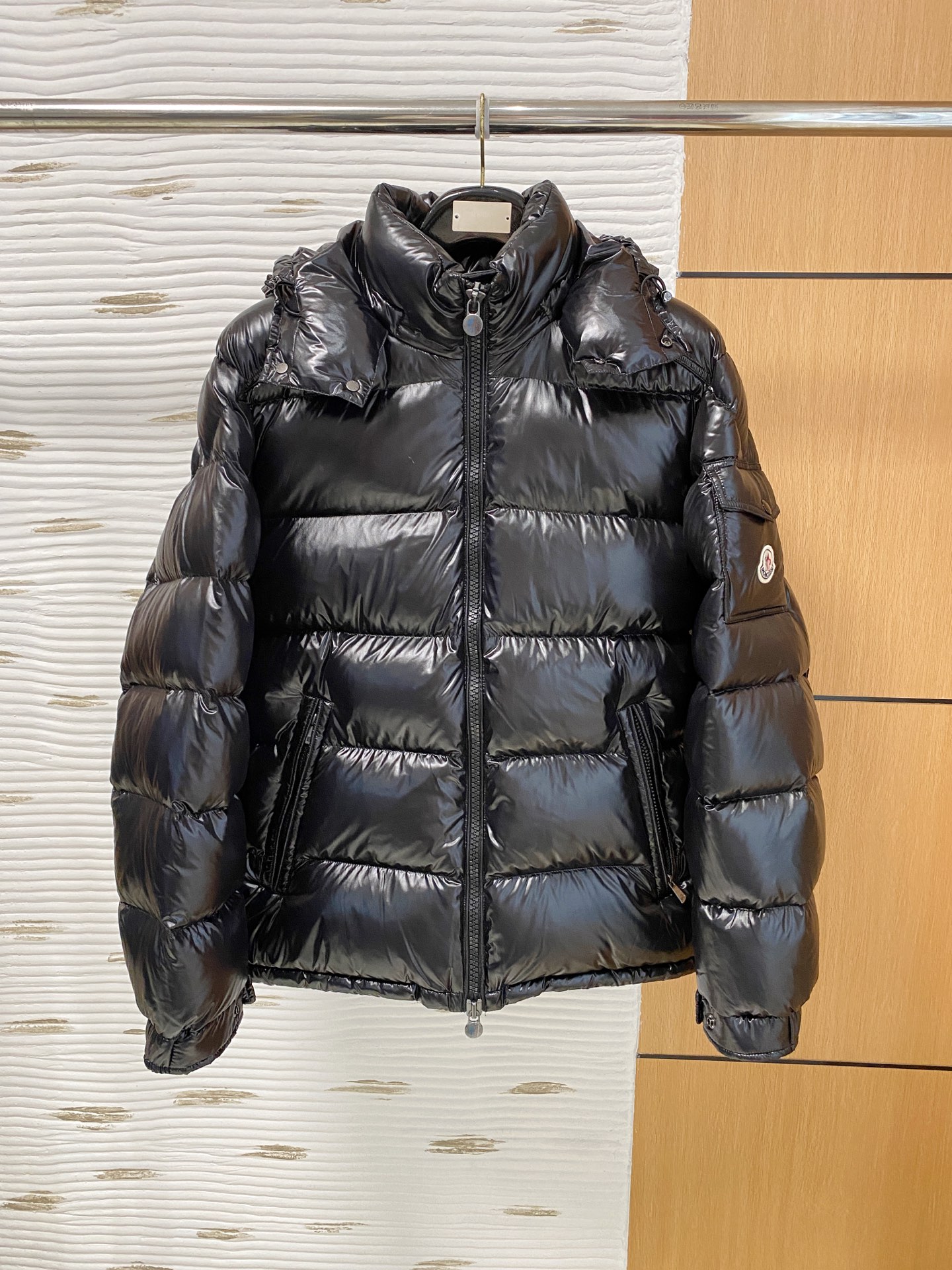 NO:600691,Mengkou 25ss autumn and winter new goose down jacket original 1:1 custom-made hardware accessories are all imported and original customization. Welcome to compare at the counter. Absolutely high quality. Use top 95 fill-down goose down. Super soft. Fill-down is fluffy and full. Super-heavy fabric. Perfect workmanship. Pay attention to the fabric. Super comfortable. Exclusive model. Non-market goods. Same sizes for men and women, 1-6. Moncler, down jacket, alexander wang19860909蒙口 25ss秋冬新款鹅绒羽绒服原版1:1订制五金配件全进口原版定制 欢迎专柜对比 绝对的高品质 采用顶级95充绒量鹅绒 超柔软 充羽量蓬松饱满 超级重面料做工杠杠的版型完美 注意面料超舒服 独家款 非市场货 男女同款尺码1-6码,,Moncler,down jacket,alexander wang,Men's clothing