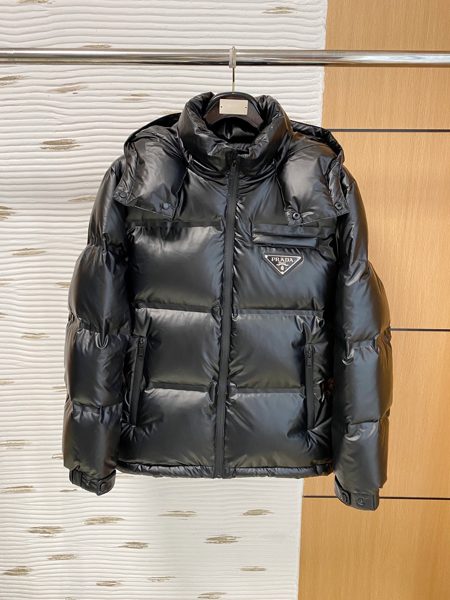 NO:600689,Prada 25ss new autumn and winter goose down jacket original 1:1 customized hardware accessories are all imported and original customization. Welcome to compare at the counter. Absolutely high quality. Use top 95 fill-down goose down. Super soft. Fill-down is fluffy and full. Super-heavy fabric. Perfect workmanship. Pay attention to the fabric. Super comfortable. Exclusive model. Non-market goods. Same sizes for men and women. M-3XL, prada, down jacket, alexander wang19860909普拉达 25ss秋冬新款鹅绒羽绒服原版1:1订制五金配件全进口原版定制 欢迎专柜对比 绝对的高品质 采用顶级95充绒量鹅绒 超柔软 充羽量蓬松饱满 超级重面料做工杠杠的版型完美 注意面料超舒服 独家款 非市场货 男女同款尺码M-3XL,,prada,down jacket,alexander wang,Men's clothing