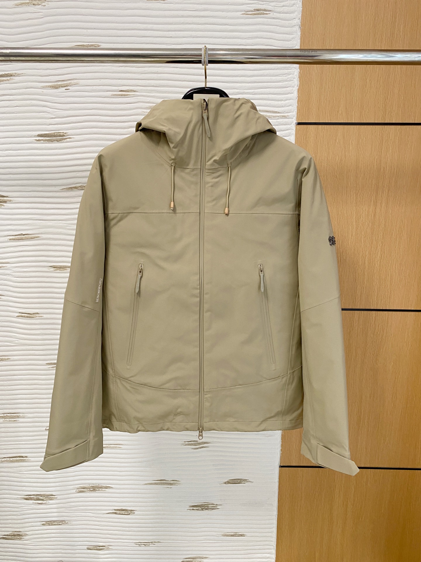 NO:600683,Cologne 25ss autumn and winter new goose down jacket original 1:1 customized hardware accessories are all imported and original customization. Welcome to compare at the counter. Absolutely high quality. Use top 95 fill-down goose down. Super soft. Fill-down is fluffy and full. Super heavy fabric workmanship. Perfect version. Pay attention to the fabric. Super comfortable. Exclusive model. Non-market goods. Same size for men and women. M-2Xl,,down jacket,alexander wang19860909科隆 25ss秋冬新款鹅绒羽绒服原版1:1订制五金配件全进口原版定制 欢迎专柜对比 绝对的高品质 采用顶级95充绒量鹅绒 超柔软 充羽量蓬松饱满 超级重面料做工杠杠的版型完美 注意面料超舒服 独家款 非市场货 男女同款尺码M-2Xl,,down jacket,alexander wang,Men's clothing